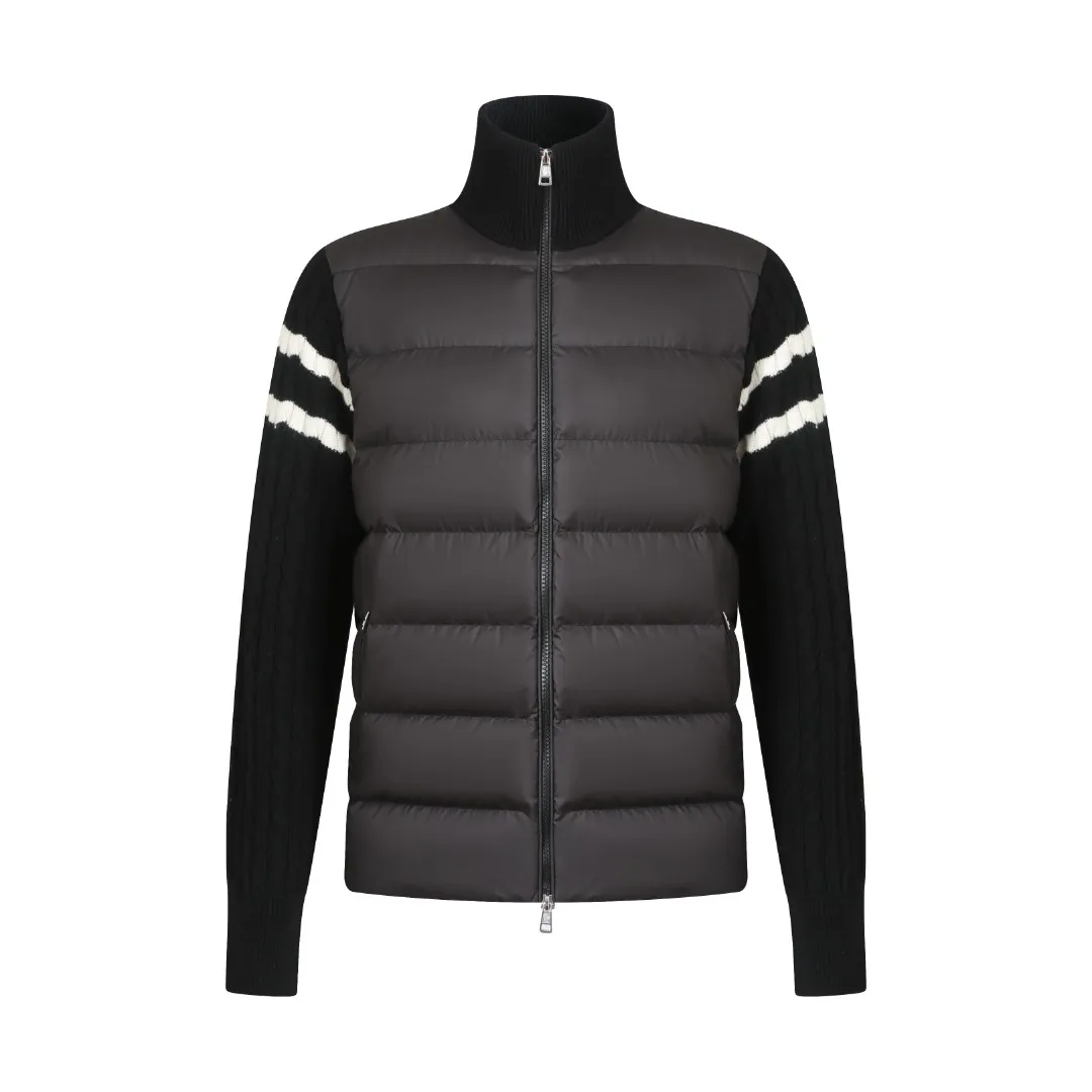 P770 Moncler Wool Spliced ​​Down Jacket Fabric selection: The outer front fabric is made of 100% nylon (nylon). Its high-density structure achieves excellent windproof effect. It also has strong wear resistance and wrinkle resistance. It is scratch-free for daily wear and can be easily taken care of.  The splicing design of sweaters and down jackets not only retains the thermal performance of down jackets, but also incorporates the fashion elements of sweaters, making the overall garment both practical and fashionable.  High-quality material: filled with high-quality white duck down, with a filling capacity of 100g, which has excellent thermal insulation effect. At the same time, the sweater is made of wool, cashmere and other natural fibers, which are soft, comfortable and skin-friendly.  The sweaters and down jackets are carefully spliced ​​to ensure comfortable wearing and are not prone to threading or velvet loss.  High collar design: not only provides excellent thermal insulation effect, but also adds a unique sense of fashion, allowing the wearer to maintain style in the cold season.  Stripe decoration: The stripes on the sleeve arms are like bright brush strokes, embellished on the dark gray down jacket, injecting vitality and movement into the overall look, making the clothing more eye-catching.  Accessories: One-to-one customized zipper puller One-to-one customized armband Size: 1 2 3 4