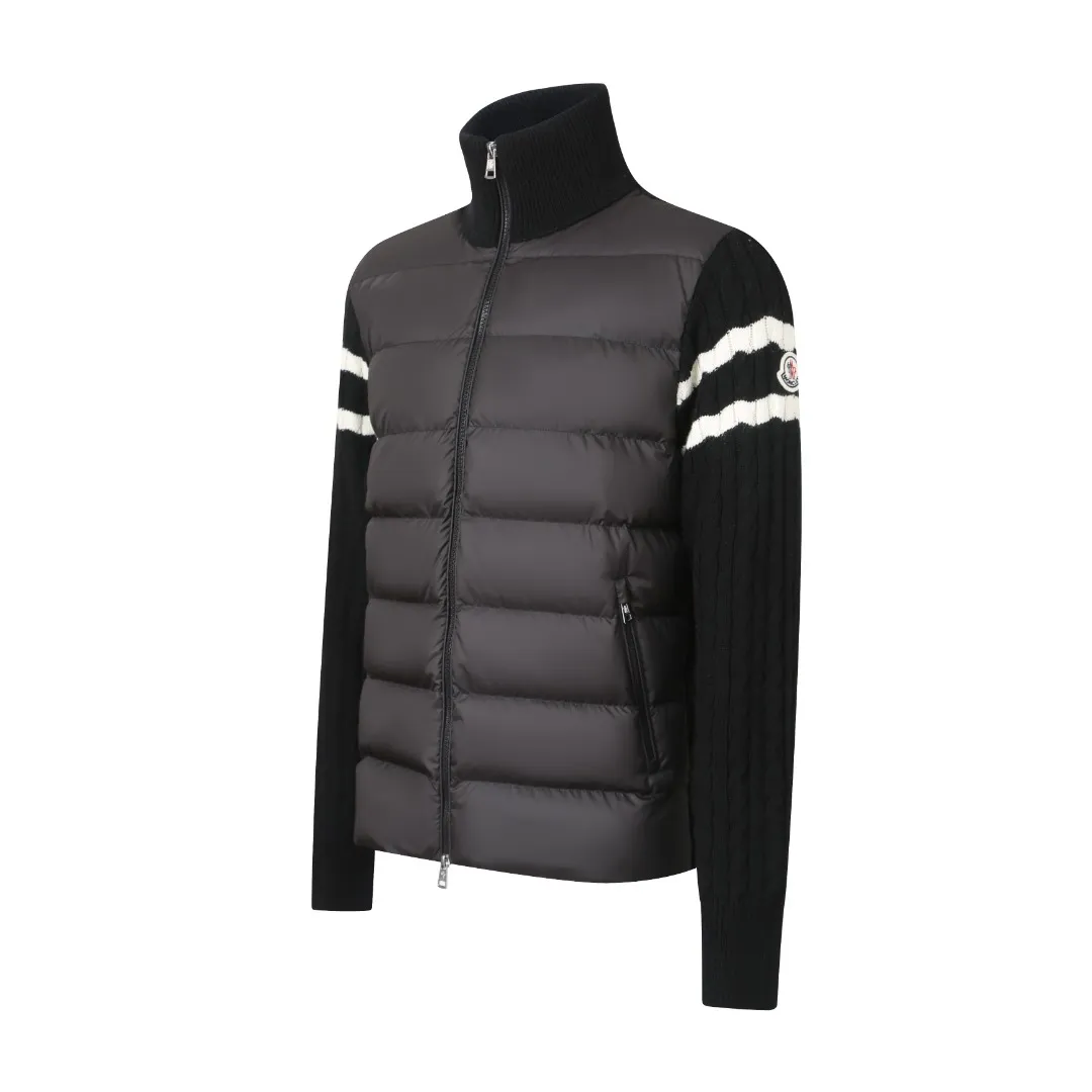 P770 Moncler Wool Spliced ​​Down Jacket Fabric selection: The outer front fabric is made of 100% nylon (nylon). Its high-density structure achieves excellent windproof effect. It also has strong wear resistance and wrinkle resistance. It is scratch-free for daily wear and can be easily taken care of.  The splicing design of sweaters and down jackets not only retains the thermal performance of down jackets, but also incorporates the fashion elements of sweaters, making the overall garment both practical and fashionable.  High-quality material: filled with high-quality white duck down, with a filling capacity of 100g, which has excellent thermal insulation effect. At the same time, the sweater is made of wool, cashmere and other natural fibers, which are soft, comfortable and skin-friendly.  The sweaters and down jackets are carefully spliced ​​to ensure comfortable wearing and are not prone to threading or velvet loss.  High collar design: not only provides excellent thermal insulation effect, but also adds a unique sense of fashion, allowing the wearer to maintain style in the cold season.  Stripe decoration: The stripes on the sleeve arms are like bright brush strokes, embellished on the dark gray down jacket, injecting vitality and movement into the overall look, making the clothing more eye-catching.  Accessories: One-to-one customized zipper puller One-to-one customized armband Size: 1 2 3 4