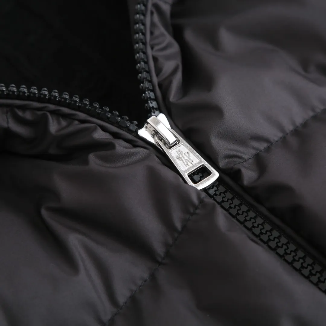 P770 Moncler Wool Spliced ​​Down Jacket Fabric selection: The outer front fabric is made of 100% nylon (nylon). Its high-density structure achieves excellent windproof effect. It also has strong wear resistance and wrinkle resistance. It is scratch-free for daily wear and can be easily taken care of.  The splicing design of sweaters and down jackets not only retains the thermal performance of down jackets, but also incorporates the fashion elements of sweaters, making the overall garment both practical and fashionable.  High-quality material: filled with high-quality white duck down, with a filling capacity of 100g, which has excellent thermal insulation effect. At the same time, the sweater is made of wool, cashmere and other natural fibers, which are soft, comfortable and skin-friendly.  The sweaters and down jackets are carefully spliced ​​to ensure comfortable wearing and are not prone to threading or velvet loss.  High collar design: not only provides excellent thermal insulation effect, but also adds a unique sense of fashion, allowing the wearer to maintain style in the cold season.  Stripe decoration: The stripes on the sleeve arms are like bright brush strokes, embellished on the dark gray down jacket, injecting vitality and movement into the overall look, making the clothing more eye-catching.  Accessories: One-to-one customized zipper puller One-to-one customized armband Size: 1 2 3 4
