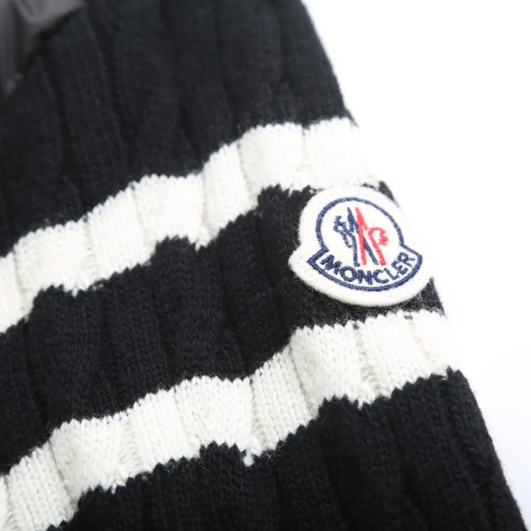 P770 Moncler Wool Spliced ​​Down Jacket Fabric selection: The outer front fabric is made of 100% nylon (nylon). Its high-density structure achieves excellent windproof effect. It also has strong wear resistance and wrinkle resistance. It is scratch-free for daily wear and can be easily taken care of.  The splicing design of sweaters and down jackets not only retains the thermal performance of down jackets, but also incorporates the fashion elements of sweaters, making the overall garment both practical and fashionable.  High-quality material: filled with high-quality white duck down, with a filling capacity of 100g, which has excellent thermal insulation effect. At the same time, the sweater is made of wool, cashmere and other natural fibers, which are soft, comfortable and skin-friendly.  The sweaters and down jackets are carefully spliced ​​to ensure comfortable wearing and are not prone to threading or velvet loss.  High collar design: not only provides excellent thermal insulation effect, but also adds a unique sense of fashion, allowing the wearer to maintain style in the cold season.  Stripe decoration: The stripes on the sleeve arms are like bright brush strokes, embellished on the dark gray down jacket, injecting vitality and movement into the overall look, making the clothing more eye-catching.  Accessories: One-to-one customized zipper puller One-to-one customized armband Size: 1 2 3 4