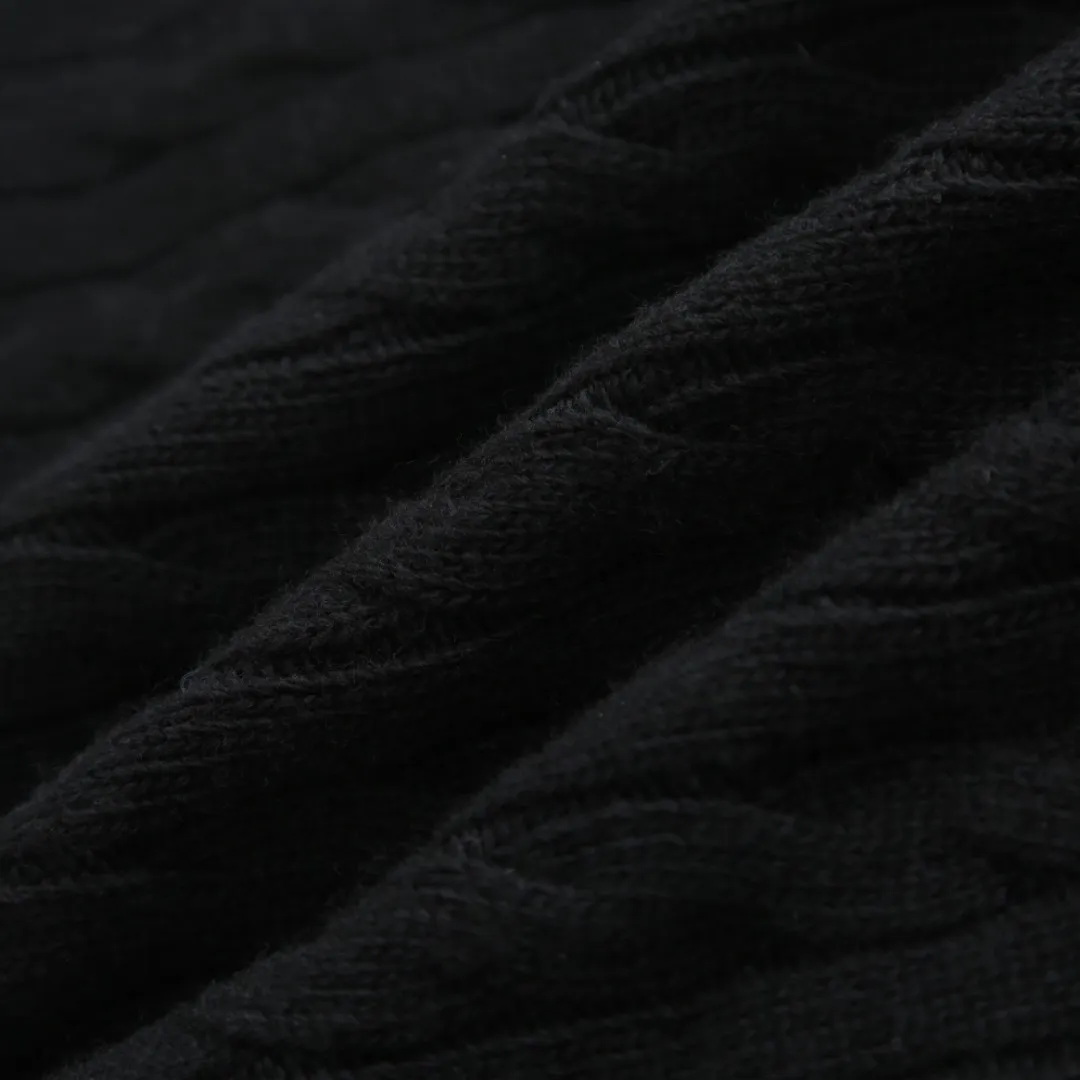 P770 Moncler Wool Spliced ​​Down Jacket Fabric selection: The outer front fabric is made of 100% nylon (nylon). Its high-density structure achieves excellent windproof effect. It also has strong wear resistance and wrinkle resistance. It is scratch-free for daily wear and can be easily taken care of.  The splicing design of sweaters and down jackets not only retains the thermal performance of down jackets, but also incorporates the fashion elements of sweaters, making the overall garment both practical and fashionable.  High-quality material: filled with high-quality white duck down, with a filling capacity of 100g, which has excellent thermal insulation effect. At the same time, the sweater is made of wool, cashmere and other natural fibers, which are soft, comfortable and skin-friendly.  The sweaters and down jackets are carefully spliced ​​to ensure comfortable wearing and are not prone to threading or velvet loss.  High collar design: not only provides excellent thermal insulation effect, but also adds a unique sense of fashion, allowing the wearer to maintain style in the cold season.  Stripe decoration: The stripes on the sleeve arms are like bright brush strokes, embellished on the dark gray down jacket, injecting vitality and movement into the overall look, making the clothing more eye-catching.  Accessories: One-to-one customized zipper puller One-to-one customized armband Size: 1 2 3 4