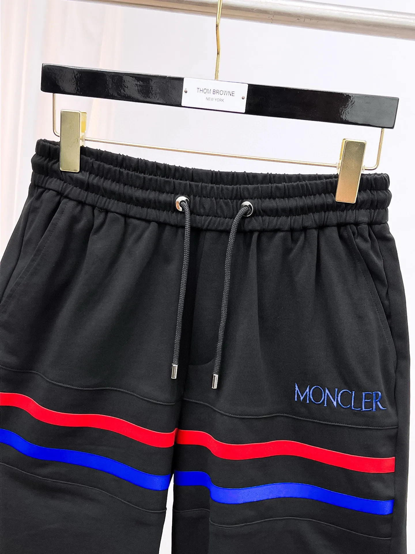 P560 Brand [MONCLER Mouth Covered] 2025 round neck short-sleeved shorts suit. The pure cotton fabric upper body will not be stuffy, the smooth and comfortable skin-friendly effect is more breathable, the fabric has its own texture, classic logo technology, a new interpretation from a unique angle, the first choice for fashion and versatility! Size: M-3XL (maximum wear: 190 pounds)