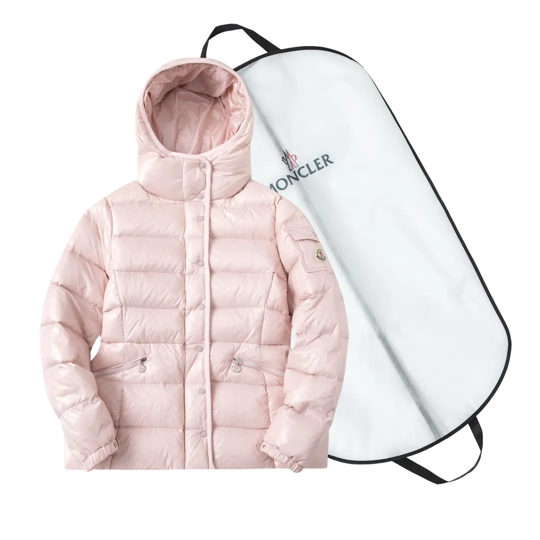 P780 💎The highest version💎 Moncler/hooded and waisted women's short down jacket. The down jacket has both feminine temperament and practical functions, reinterpreting the aesthetic style of the 1970s for modern women. The barante down jacket is made from lustrous nylon and is inspired by the 1970s. It adopts a waist design and presents an A-line silhouette, highlighting a feminine style. An adjustable hood and signature logo patch add finishing touches. Details · Made of lon laqué fabric · lon laqué lining · Filled with down · Adjustable hood · Zipper and snap closure · Suit pocket · Adjustable cuffs Color: black/beige/pink size:0/1/2/3