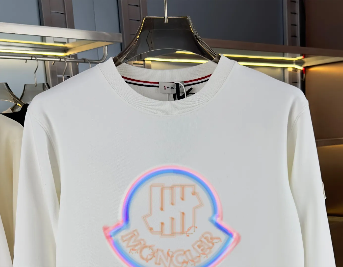 P210 High-version sweatshirt) [Long-term stock] 〖𝐌𝐎𝐍𝐂𝐋𝐄𝐑~Mask〗 Made of 440g heavy-weight fabric. It is different from the market currency. It can be matched with any variety and is properly handsome. 😎The whole dress is made of double waistcoats. The double waistcoats make the whole dress more three-dimensional. Not ordinary factories can do such fine work. 2025 Spring runway version of the T stage, on sale at the counter, round neck terry sweatshirt, high-end double-strand pure cotton, custom-made stretch ribs, dyed in the same vat, complete with three standards, matched with exquisite embroidered LOGO on the chest, simple and advanced, same style for men and women. Color: black, apricot, white, size: S M L XL 2XL