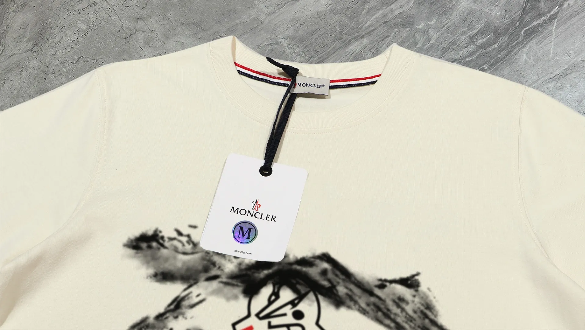 P210 High-version sweatshirt) [Long-term stock] 〖𝐌𝐎𝐍𝐂𝐋𝐄𝐑~Mask〗 Made of 440g heavy-weight fabric. It is different from the market currency. It can be matched with any variety and is properly handsome. 😎The whole dress is made of double waistcoats. The double waistcoats make the whole dress more three-dimensional. Not ordinary factories can do such fine work. 2025 Spring runway version of the T stage, on sale at the counter, round neck terry sweatshirt, high-end double-strand pure cotton, custom-made stretch ribs, dyed in the same vat, complete with three standards, matched with exquisite embroidered LOGO on the chest, simple and advanced, same style for men and women. Color: black, apricot, white, size: S M L XL 2XL