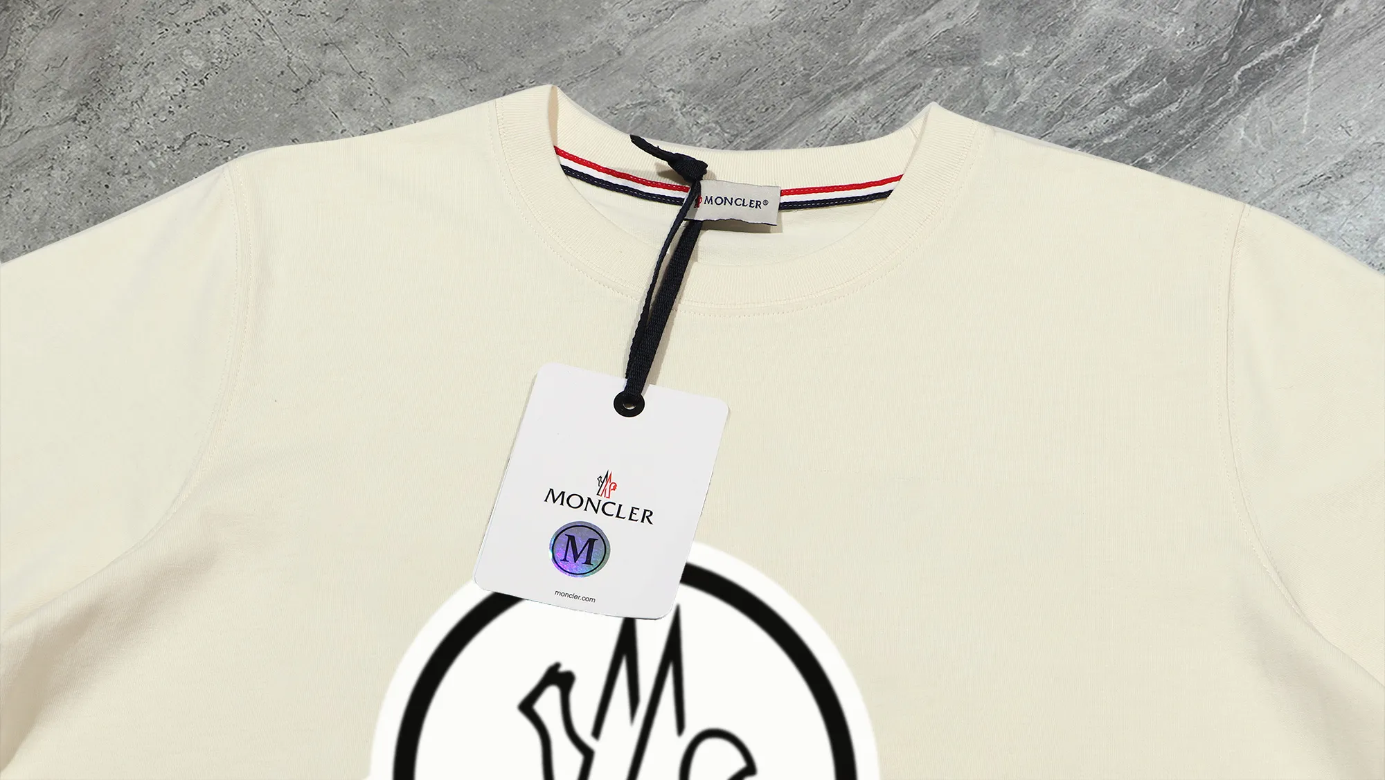 P210 High-version sweatshirt) [Long-term stock] 〖𝐌𝐎𝐍𝐂𝐋𝐄𝐑~Mask〗 Made of 440g heavy-weight fabric. It is different from the market currency. It can be matched with any variety and is properly handsome. 😎The whole dress is made of double waistcoats. The double waistcoats make the whole dress more three-dimensional. Not ordinary factories can do such fine work. 2025 Spring runway version of the T stage, on sale at the counter, round neck terry sweatshirt, high-end double-strand pure cotton, custom-made stretch ribs, dyed in the same vat, complete with three standards, matched with exquisite embroidered LOGO on the chest, simple and advanced, same style for men and women. Color: black, apricot, white, size: S M L XL 2XL
