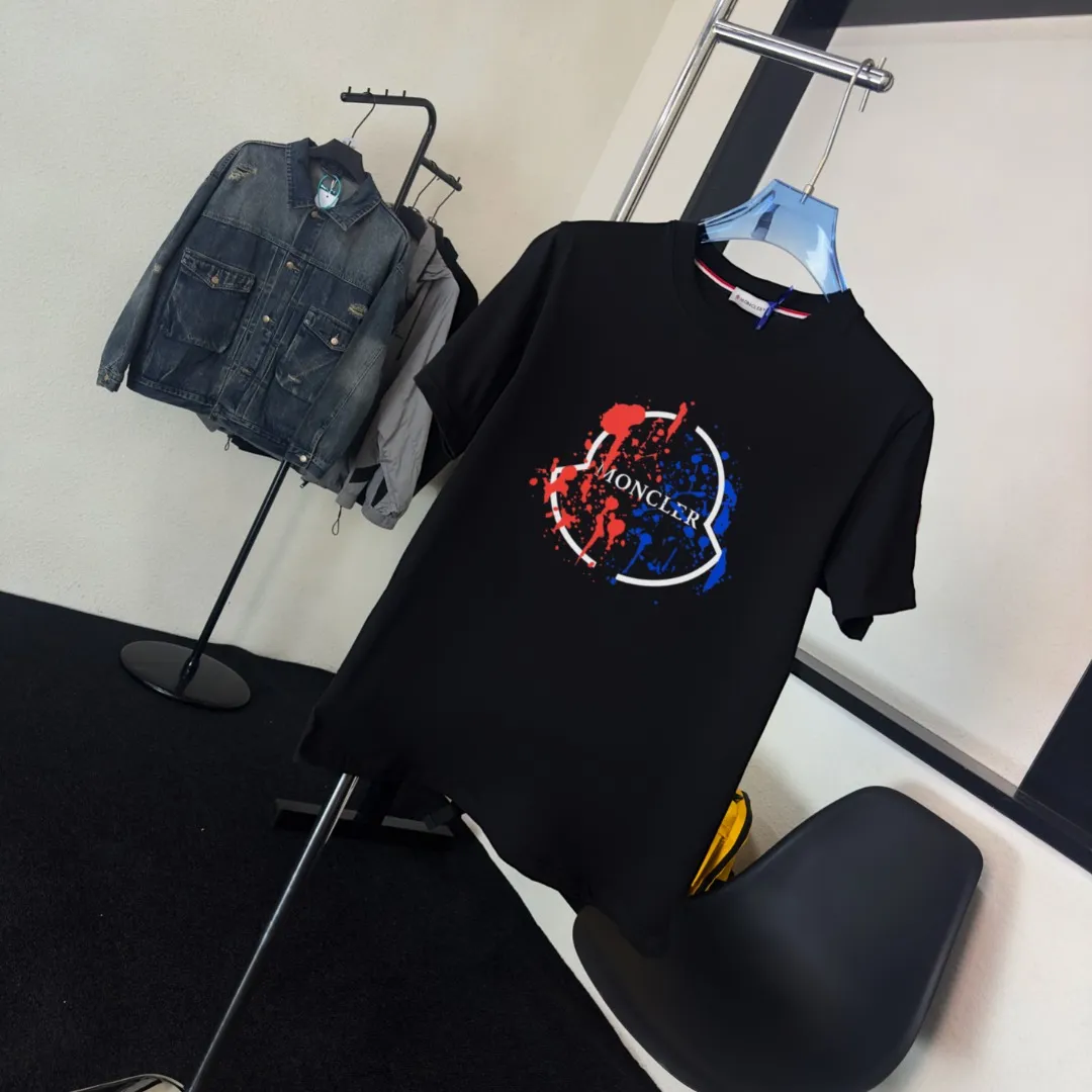 P140 Upgraded version "Mobile phone smart sensor ~ NFC chip armband ~ Direct access to the official website for anti-counterfeiting" "Moncler ~ Mouth Mouth" 2025 new high-quality round neck short-sleeved T-shirt. The cuffs have imported embroidered labels. Customized dyeing, very comfortable to touch. Super versatile and good-looking short-sleeved. Complete with three labels. Non-market ordinary version. Feel free to compare. Quality is absolutely guaranteed! ‼ First of all, this original fabric is all custom-woven with 32-count double yarn fabric, 250G, and the weight is the same‼ Fine workmanship, double waistcoat method, double waistcoat method, double waistcoat method makes the whole dress more three-dimensional, which is not a craft that ordinary T-shirts can achieve🤪 Size: S-M-L-XL-2XL Color: black, white, apricot, same style for men and women