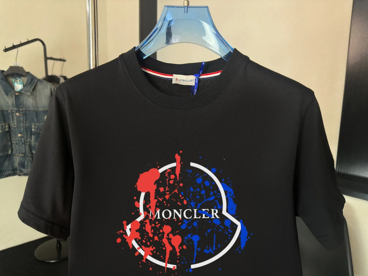 P140 Upgraded version "Mobile phone smart sensor ~ NFC chip armband ~ Direct access to the official website for anti-counterfeiting" "Moncler ~ Mouth Mouth" 2025 new high-quality round neck short-sleeved T-shirt. The cuffs have imported embroidered labels. Customized dyeing, very comfortable to touch. Super versatile and good-looking short-sleeved. Complete with three labels. Non-market ordinary version. Feel free to compare. Quality is absolutely guaranteed! ‼ First of all, this original fabric is all custom-woven with 32-count double yarn fabric, 250G, and the weight is the same‼ Fine workmanship, double waistcoat method, double waistcoat method, double waistcoat method makes the whole dress more three-dimensional, which is not a craft that ordinary T-shirts can achieve🤪 Size: S-M-L-XL-2XL Color: black, white, apricot, same style for men and women