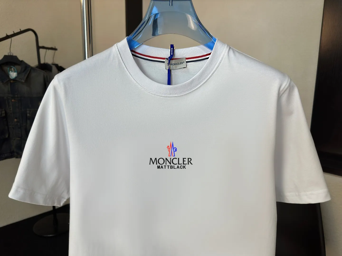 P140 Upgraded version "Mobile phone smart sensor ~ NFC chip armband ~ Direct access to the official website for anti-counterfeiting" "Moncler ~ Mouth Mouth" 2025 new high-quality round neck short-sleeved T-shirt. The cuffs have imported embroidered labels. Customized dyeing, very comfortable to touch. Super versatile and good-looking short-sleeved. Complete with three labels. Non-market ordinary version. Feel free to compare. Quality is absolutely guaranteed! ‼ First of all, this original fabric is all custom-woven with 32-count double yarn fabric, 250G, and the weight is the same‼ Fine workmanship, double waistcoat method, double waistcoat method, double waistcoat method makes the whole dress more three-dimensional, which is not a craft that ordinary T-shirts can achieve🤪 Size: S-M-L-XL-2XL Color: black, white, apricot, same style for men and women