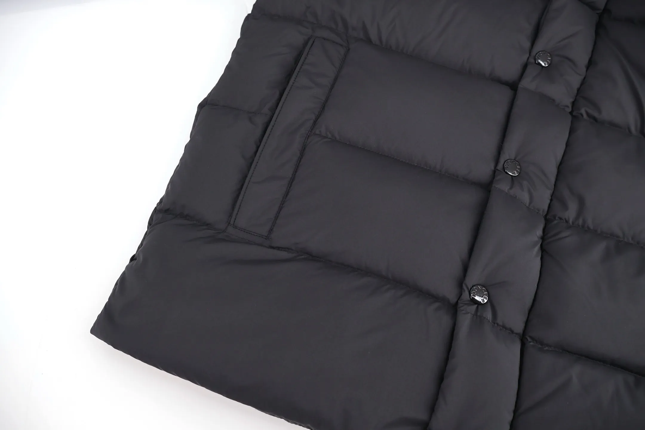 P780 The popular Moncler Vezere matte matte Maya down jacket was exclusively developed by purchasing the original version. In 2023, I purchased the black and cream white original version. In 2024, when the pearl gray ZG came out, I also bought the original version and developed it. This year, I upgraded again to the special 95 white goose down version, original fabrics, and the most original version on the entire network. The iconic Moncler down jacket is instantly recognizable. The Moncler Maya 70 short down jacket is presented in a new color scheme. Made from matte fabric and featuring signature checkered quilting, it reflects the essence of the Moncler brand. The style features a sharp silhouette with a detachable hood and adjustable hem in a timeless design suitable for every season and trend. The sleeves feature classic patch pockets. Style number: A84# Color: black Size: 1 2 3 4 5