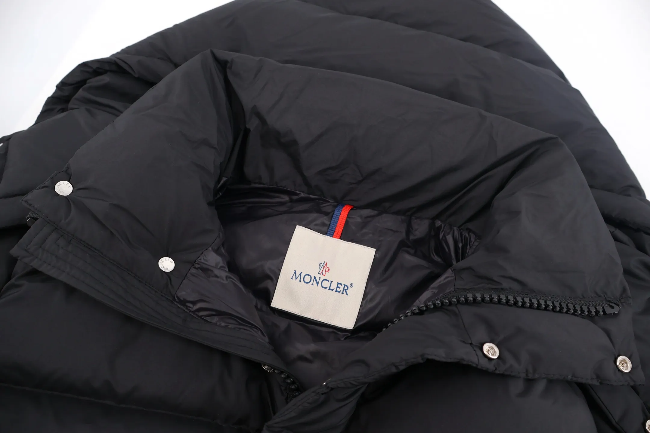 P780 The popular Moncler Vezere matte matte Maya down jacket was exclusively developed by purchasing the original version. In 2023, I purchased the black and cream white original version. In 2024, when the pearl gray ZG came out, I also bought the original version and developed it. This year, I upgraded again to the special 95 white goose down version, original fabrics, and the most original version on the entire network. The iconic Moncler down jacket is instantly recognizable. The Moncler Maya 70 short down jacket is presented in a new color scheme. Made from matte fabric and featuring signature checkered quilting, it reflects the essence of the Moncler brand. The style features a sharp silhouette with a detachable hood and adjustable hem in a timeless design suitable for every season and trend. The sleeves feature classic patch pockets. Style number: A84# Color: black Size: 1 2 3 4 5