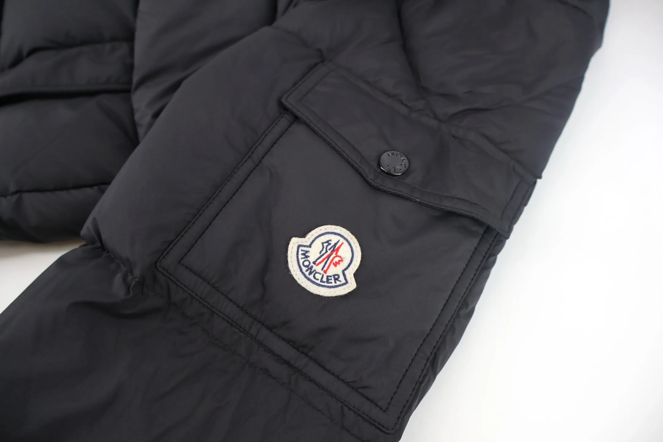 P780 The popular Moncler Vezere matte matte Maya down jacket was exclusively developed by purchasing the original version. In 2023, I purchased the black and cream white original version. In 2024, when the pearl gray ZG came out, I also bought the original version and developed it. This year, I upgraded again to the special 95 white goose down version, original fabrics, and the most original version on the entire network. The iconic Moncler down jacket is instantly recognizable. The Moncler Maya 70 short down jacket is presented in a new color scheme. Made from matte fabric and featuring signature checkered quilting, it reflects the essence of the Moncler brand. The style features a sharp silhouette with a detachable hood and adjustable hem in a timeless design suitable for every season and trend. The sleeves feature classic patch pockets. Style number: A84# Color: black Size: 1 2 3 4 5