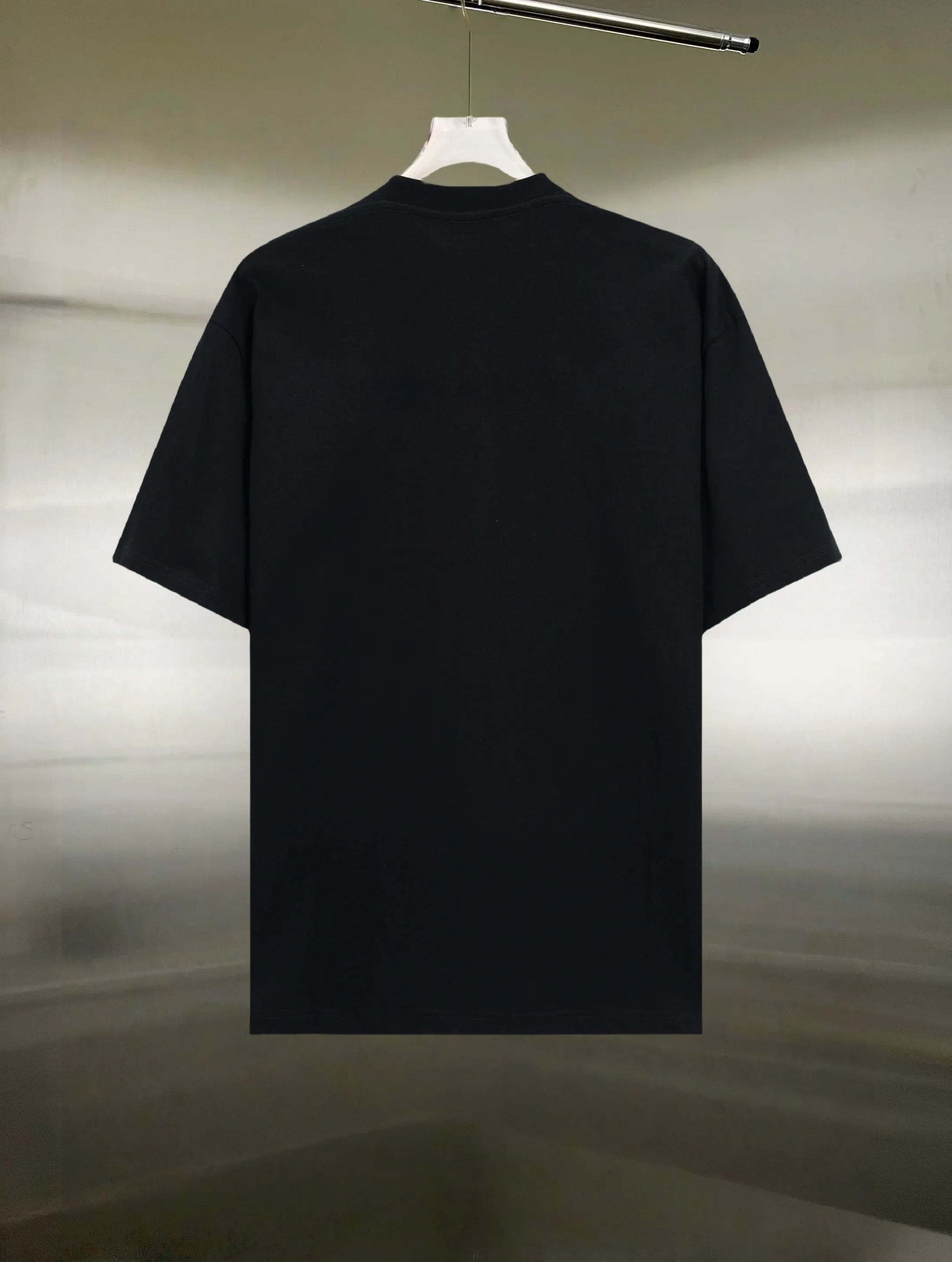 P130 Style: Moncler/muzzled short-sleeved T-shirt Fabric: 300g double yarn 100% cotton Rib: 320g Solona Process: Printing Color: White Black Size: S M L XL XXL No gender distinction, same style for men and women