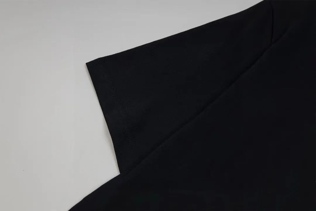 P130 Style: Moncler/muzzled short-sleeved T-shirt Fabric: 300g double yarn 100% cotton Rib: 320g Solona Process: Printing Color: White Black Size: S M L XL XXL No gender distinction, same style for men and women