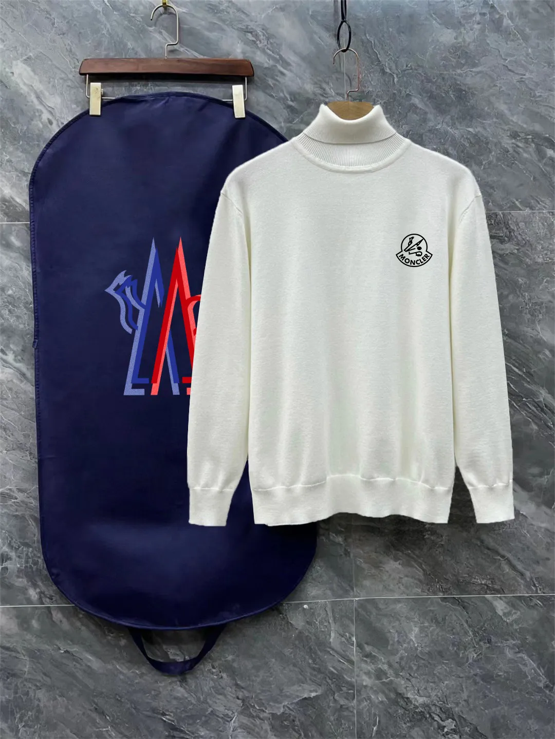 P220 Moncler, complete with 3 marks for the muzzle, logo embroidered turtleneck sweater, fine wool blended sweater, high-end customization series for men and women, belongs to the brand's high-end main line, patented top-grade yarn blending, uses innovation to interpret conventional styles, and the configuration of fabrics is subversive. The details are remarkable. SS's most anticipated sweater in winter, full of high-end sense. Outflowed from the brand's designated Zhejiang processing factory, extremely cost-effective, and the quality of Meri wool yarn is excellent. It feels super soft, delicate, soft, non-pilling and does not deform. It is available at all major counters at the same time. It is a must-have product every year. The product seems simple, the process is extremely complicated, and the upper body is not picky. The upper body is extremely skin-friendly and comfortable. It can be worn close to the body with an outer jacket or as an outer layer. Color: Black White Size: M L XL 2XL 3XL