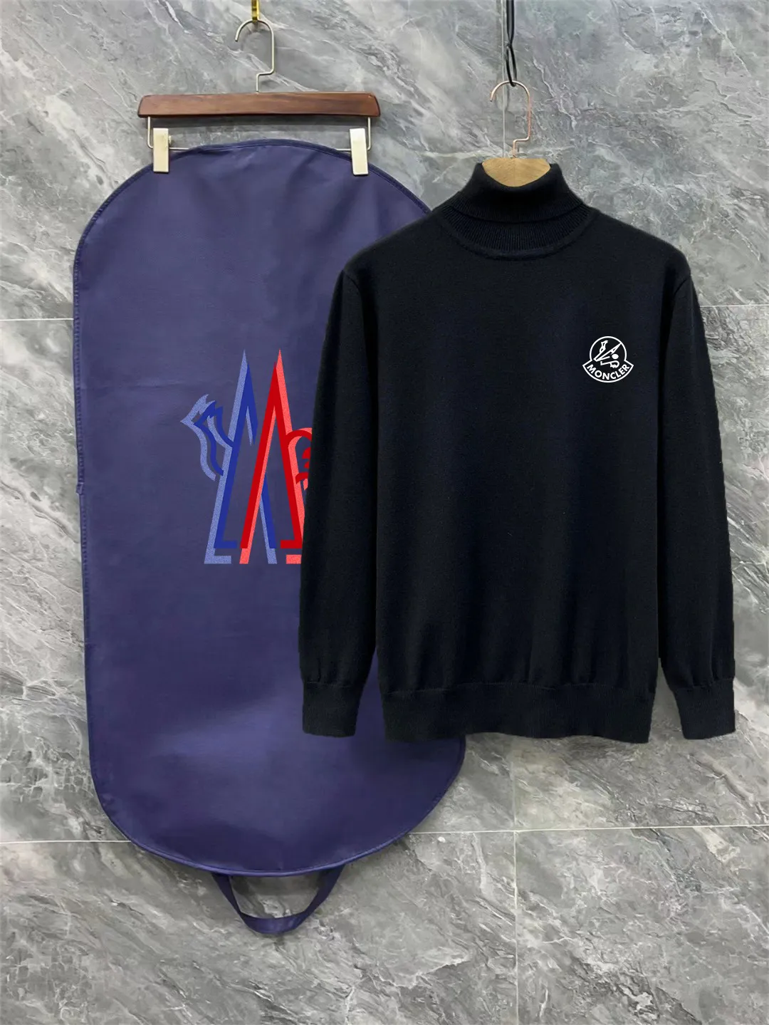 P220 Moncler, complete with 3 marks for the muzzle, logo embroidered turtleneck sweater, fine wool blended sweater, high-end customization series for men and women, belongs to the brand's high-end main line, patented top-grade yarn blending, uses innovation to interpret conventional styles, and the configuration of fabrics is subversive. The details are remarkable. SS's most anticipated sweater in winter, full of high-end sense. Outflowed from the brand's designated Zhejiang processing factory, extremely cost-effective, and the quality of Meri wool yarn is excellent. It feels super soft, delicate, soft, non-pilling and does not deform. It is available at all major counters at the same time. It is a must-have product every year. The product seems simple, the process is extremely complicated, and the upper body is not picky. The upper body is extremely skin-friendly and comfortable. It can be worn close to the body with an outer jacket or as an outer layer. Color: Black White Size: M L XL 2XL 3XL