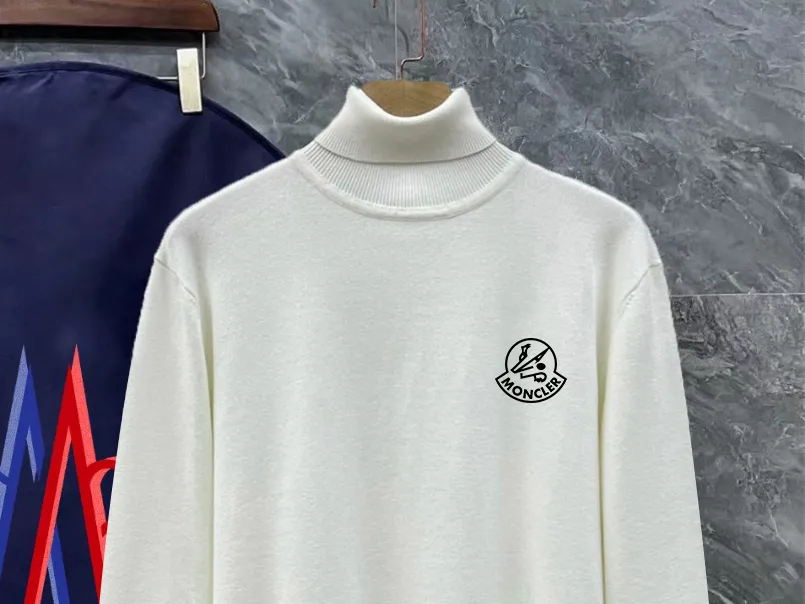 P220 Moncler, complete with 3 marks for the muzzle, logo embroidered turtleneck sweater, fine wool blended sweater, high-end customization series for men and women, belongs to the brand's high-end main line, patented top-grade yarn blending, uses innovation to interpret conventional styles, and the configuration of fabrics is subversive. The details are remarkable. SS's most anticipated sweater in winter, full of high-end sense. Outflowed from the brand's designated Zhejiang processing factory, extremely cost-effective, and the quality of Meri wool yarn is excellent. It feels super soft, delicate, soft, non-pilling and does not deform. It is available at all major counters at the same time. It is a must-have product every year. The product seems simple, the process is extremely complicated, and the upper body is not picky. The upper body is extremely skin-friendly and comfortable. It can be worn close to the body with an outer jacket or as an outer layer. Color: Black White Size: M L XL 2XL 3XL