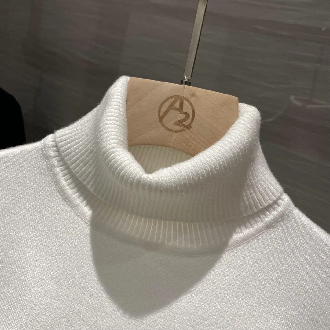 P220 Moncler, complete with 3 marks for the muzzle, logo embroidered turtleneck sweater, fine wool blended sweater, high-end customization series for men and women, belongs to the brand's high-end main line, patented top-grade yarn blending, uses innovation to interpret conventional styles, and the configuration of fabrics is subversive. The details are remarkable. SS's most anticipated sweater in winter, full of high-end sense. Outflowed from the brand's designated Zhejiang processing factory, extremely cost-effective, and the quality of Meri wool yarn is excellent. It feels super soft, delicate, soft, non-pilling and does not deform. It is available at all major counters at the same time. It is a must-have product every year. The product seems simple, the process is extremely complicated, and the upper body is not picky. The upper body is extremely skin-friendly and comfortable. It can be worn close to the body with an outer jacket or as an outer layer. Color: Black White Size: M L XL 2XL 3XL