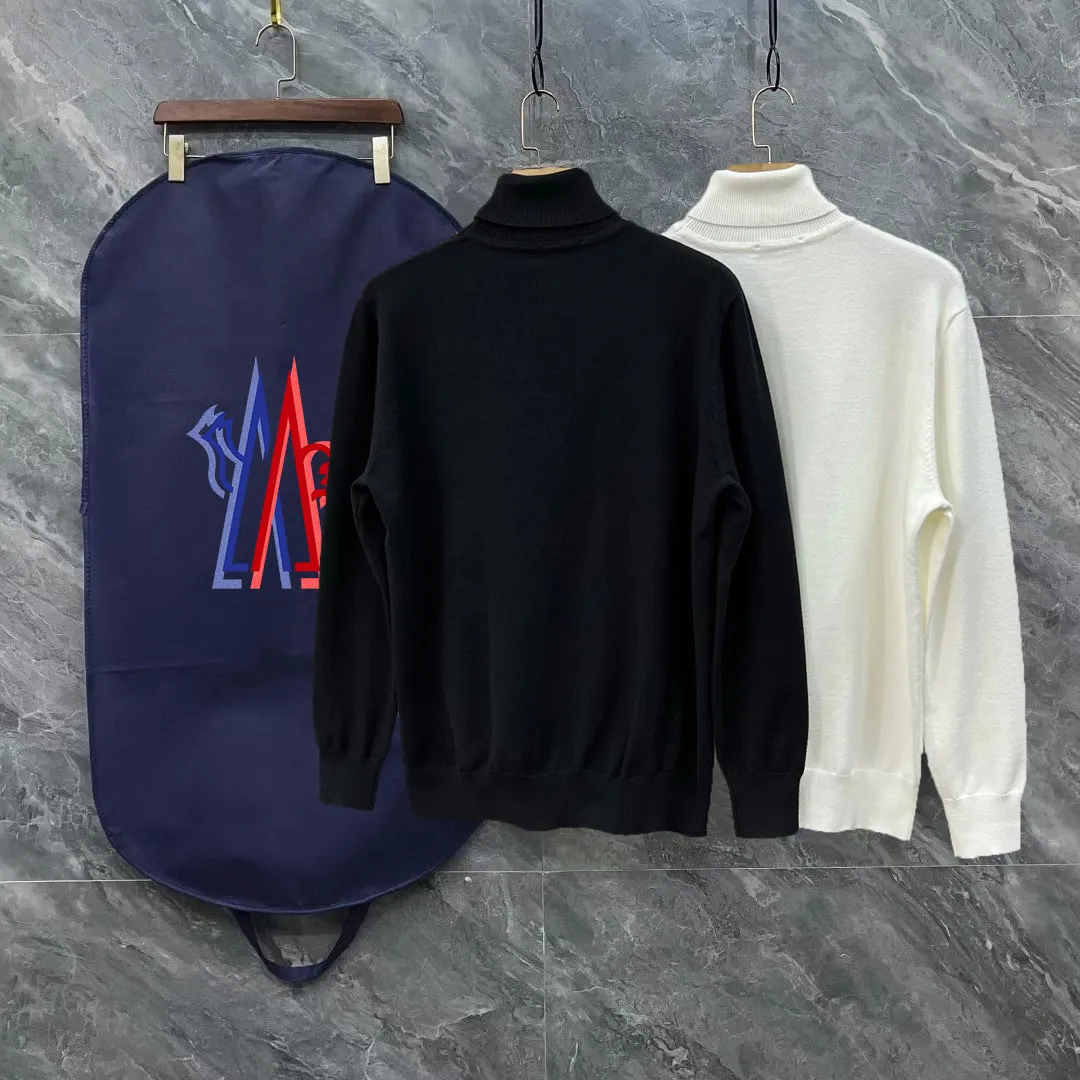 P220 Moncler, complete with 3 marks for the muzzle, logo embroidered turtleneck sweater, fine wool blended sweater, high-end customization series for men and women, belongs to the brand's high-end main line, patented top-grade yarn blending, uses innovation to interpret conventional styles, and the configuration of fabrics is subversive. The details are remarkable. SS's most anticipated sweater in winter, full of high-end sense. Outflowed from the brand's designated Zhejiang processing factory, extremely cost-effective, and the quality of Meri wool yarn is excellent. It feels super soft, delicate, soft, non-pilling and does not deform. It is available at all major counters at the same time. It is a must-have product every year. The product seems simple, the process is extremely complicated, and the upper body is not picky. The upper body is extremely skin-friendly and comfortable. It can be worn close to the body with an outer jacket or as an outer layer. Color: Black White Size: M L XL 2XL 3XL