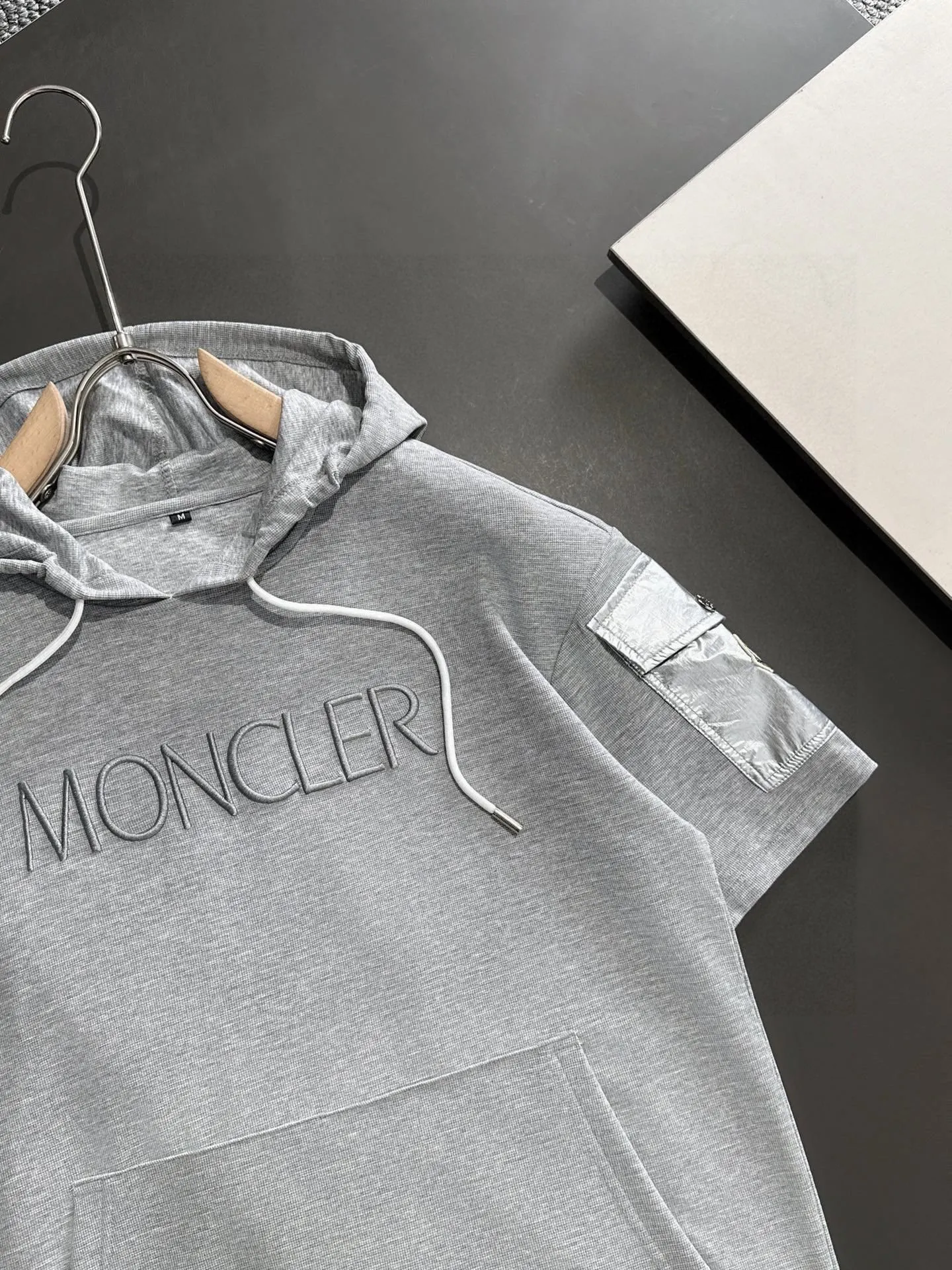 P560 Brand [MONCLER Mouth Covered] 2025 round neck short-sleeved shorts suit. The pure cotton fabric upper body will not be stuffy, the smooth and comfortable skin-friendly effect is more breathable, the fabric has its own texture, classic logo technology, a new interpretation from a unique angle, the first choice for fashion and versatility! Size: M-3XL (maximum wear: 190 pounds)