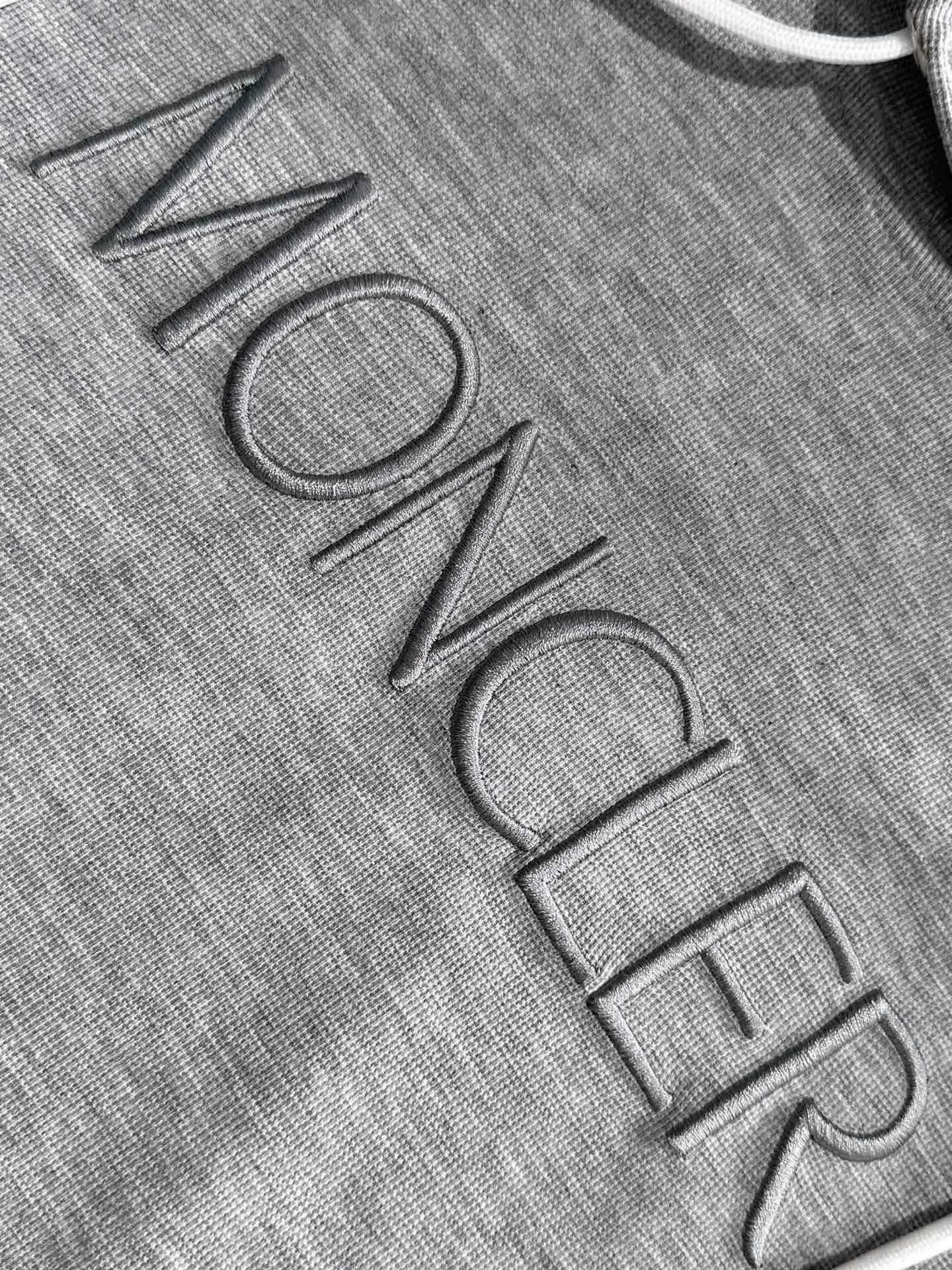 P560 Brand [MONCLER Mouth Covered] 2025 round neck short-sleeved shorts suit. The pure cotton fabric upper body will not be stuffy, the smooth and comfortable skin-friendly effect is more breathable, the fabric has its own texture, classic logo technology, a new interpretation from a unique angle, the first choice for fashion and versatility! Size: M-3XL (maximum wear: 190 pounds)