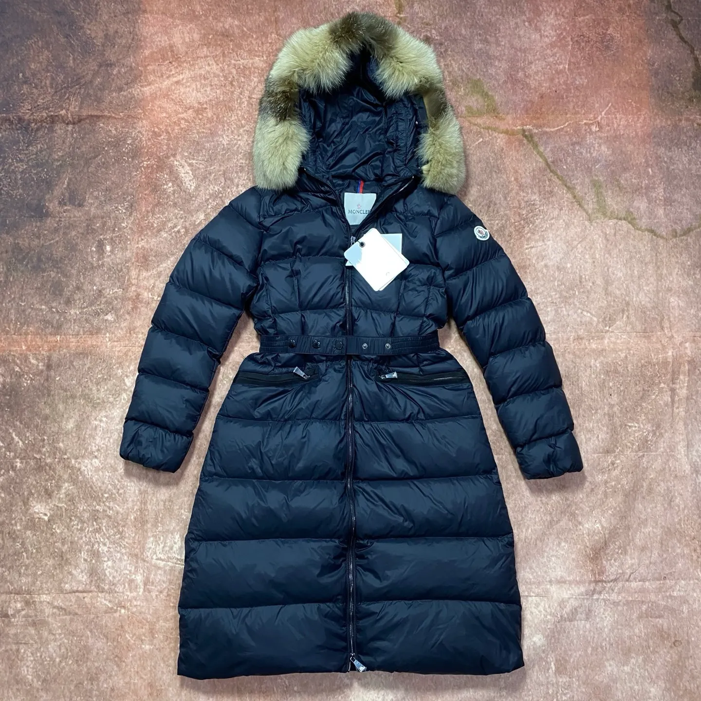P1020 Moncler🌟25 new autumn and winter large fur collar long waisted hooded down jacket. The classic hot style among down jackets. A must-have in winter. Customized detachable large fur collar hooded long down jacket. The upper body is not too bloated. It is designed with a belt to tighten the waist. It is classic, handsome and warm. National standard 90 white goose down filling. Imported machine stitching and stitching technology. Fashionable and warm upper body. Excellent practicality. Style number: black white size: 1234