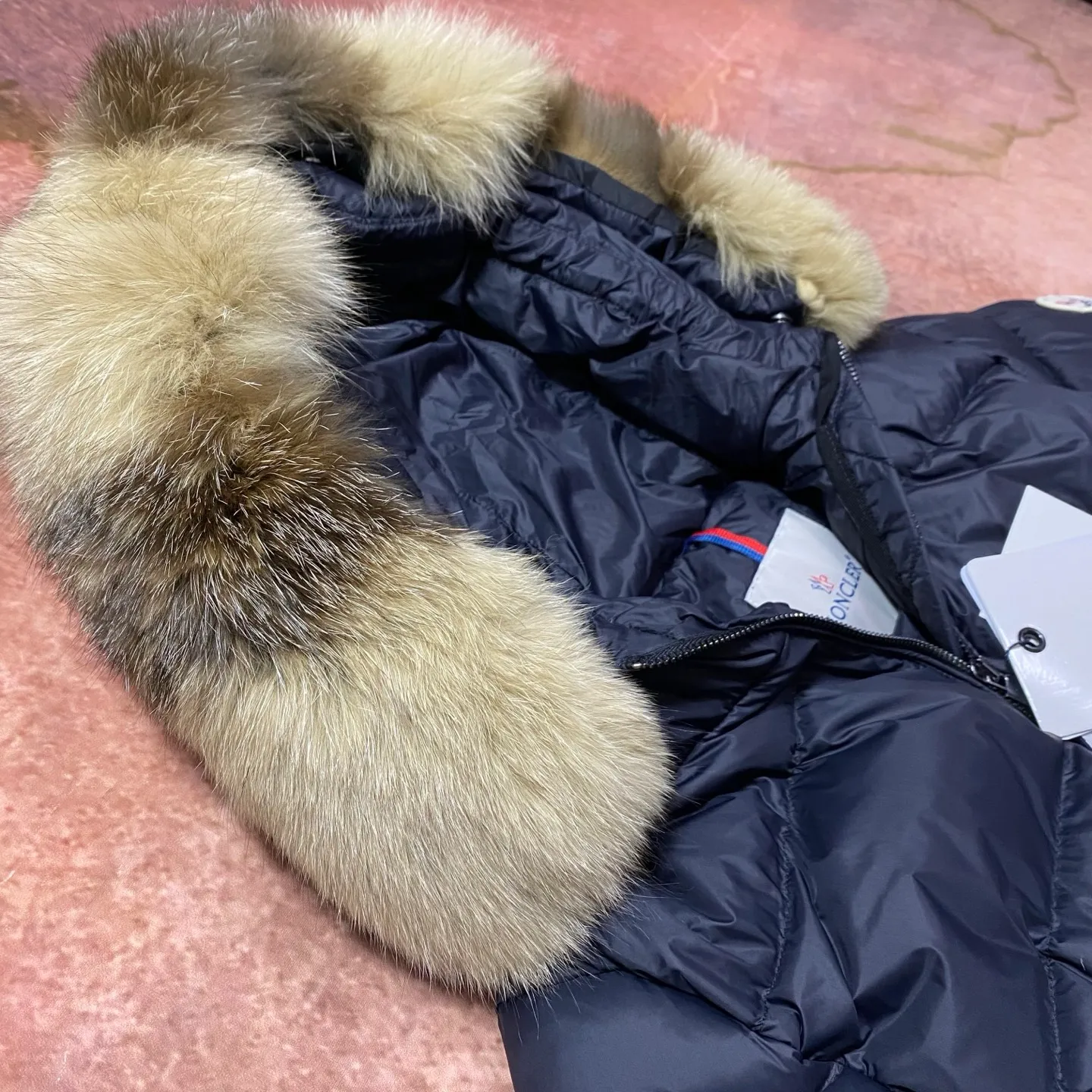 P1020 Moncler🌟25 new autumn and winter large fur collar long waisted hooded down jacket. The classic hot style among down jackets. A must-have in winter. Customized detachable large fur collar hooded long down jacket. The upper body is not too bloated. It is designed with a belt to tighten the waist. It is classic, handsome and warm. National standard 90 white goose down filling. Imported machine stitching and stitching technology. Fashionable and warm upper body. Excellent practicality. Style number: black white size: 1234