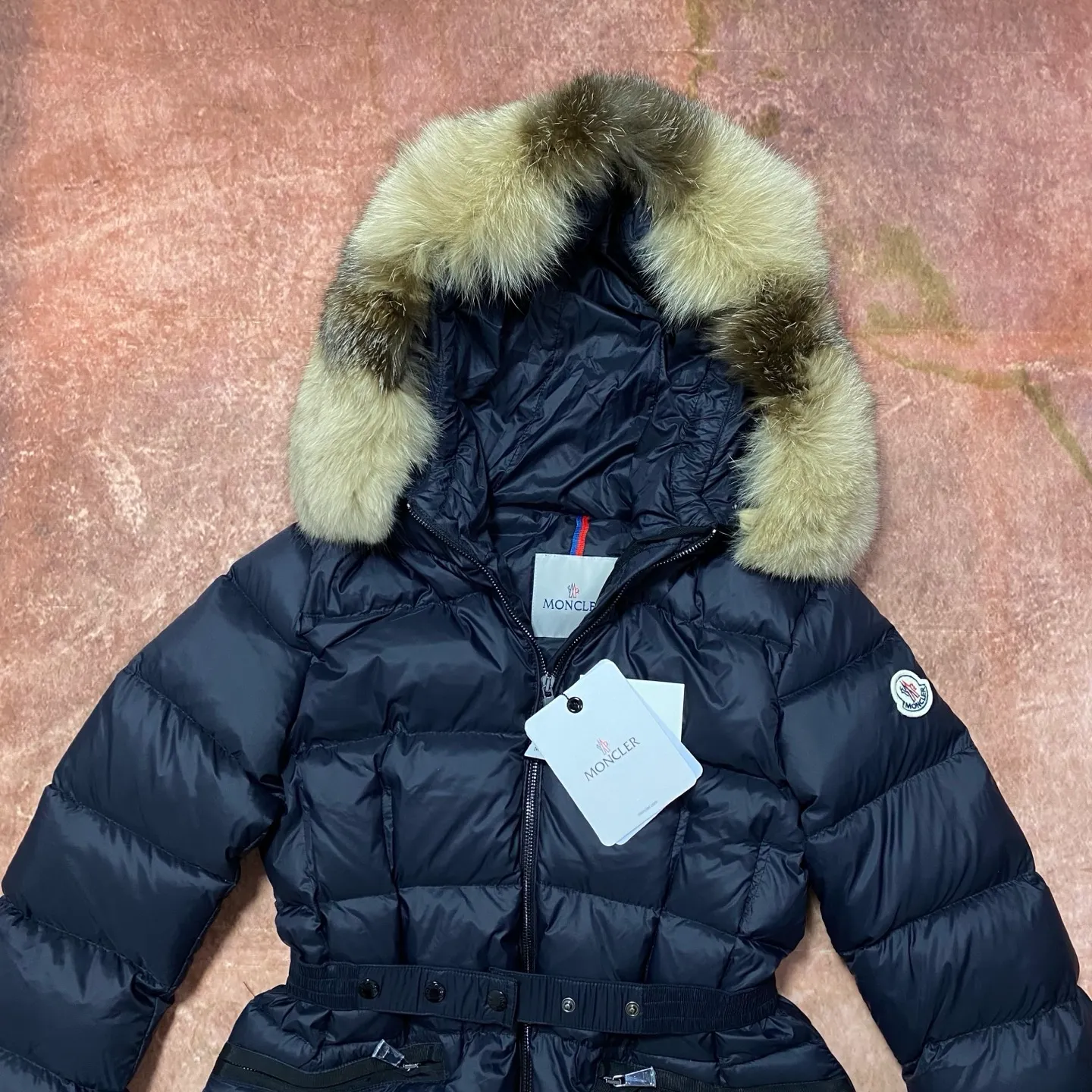 P1020 Moncler🌟25 new autumn and winter large fur collar long waisted hooded down jacket. The classic hot style among down jackets. A must-have in winter. Customized detachable large fur collar hooded long down jacket. The upper body is not too bloated. It is designed with a belt to tighten the waist. It is classic, handsome and warm. National standard 90 white goose down filling. Imported machine stitching and stitching technology. Fashionable and warm upper body. Excellent practicality. Style number: black white size: 1234