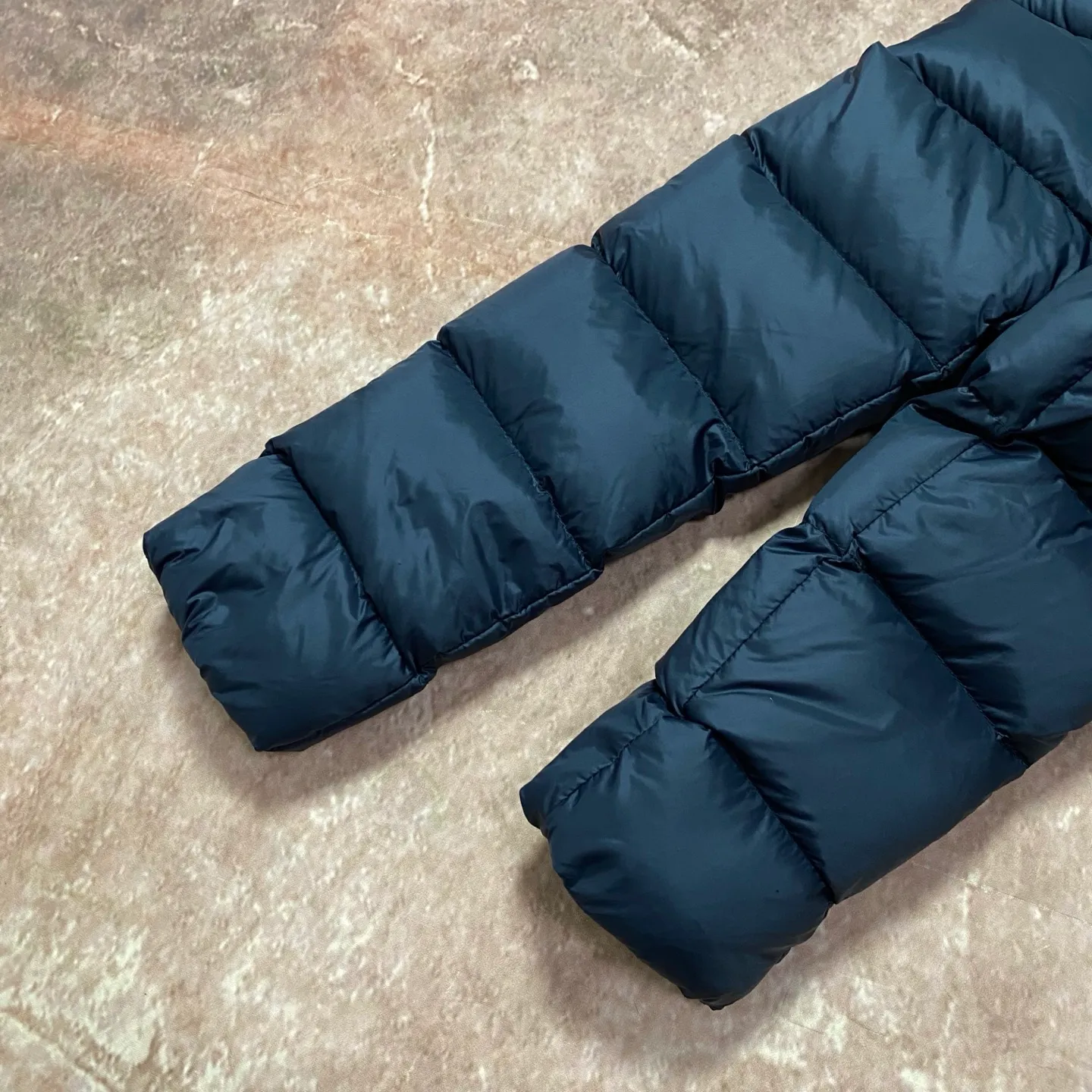 P1020 Moncler🌟25 new autumn and winter large fur collar long waisted hooded down jacket. The classic hot style among down jackets. A must-have in winter. Customized detachable large fur collar hooded long down jacket. The upper body is not too bloated. It is designed with a belt to tighten the waist. It is classic, handsome and warm. National standard 90 white goose down filling. Imported machine stitching and stitching technology. Fashionable and warm upper body. Excellent practicality. Style number: black white size: 1234