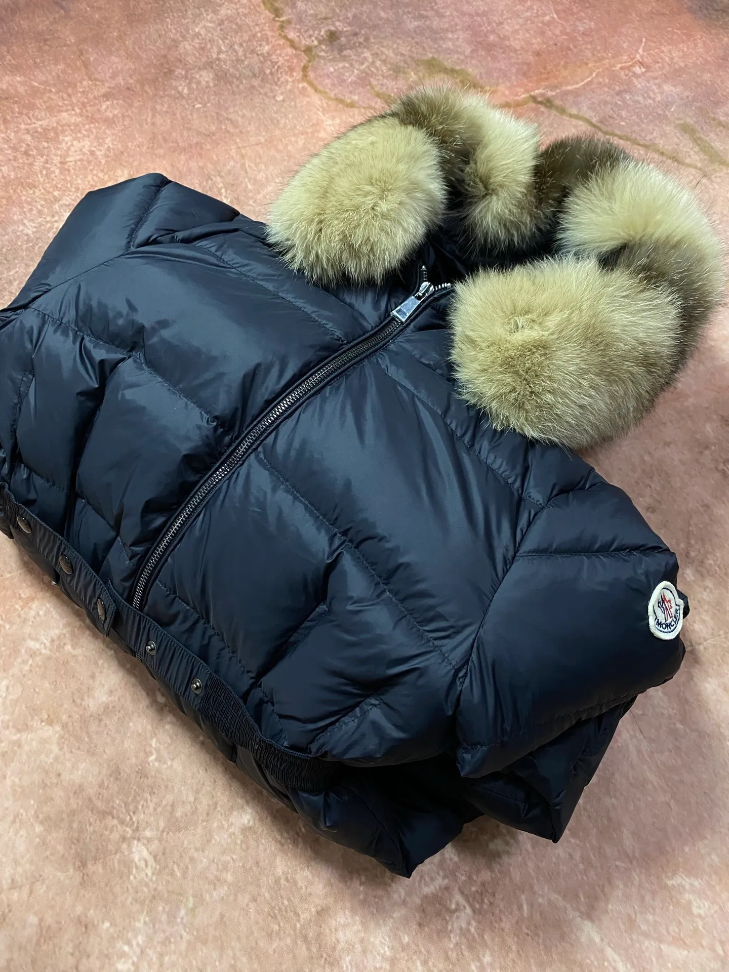 P1020 Moncler🌟25 new autumn and winter large fur collar long waisted hooded down jacket. The classic hot style among down jackets. A must-have in winter. Customized detachable large fur collar hooded long down jacket. The upper body is not too bloated. It is designed with a belt to tighten the waist. It is classic, handsome and warm. National standard 90 white goose down filling. Imported machine stitching and stitching technology. Fashionable and warm upper body. Excellent practicality. Style number: black white size: 1234