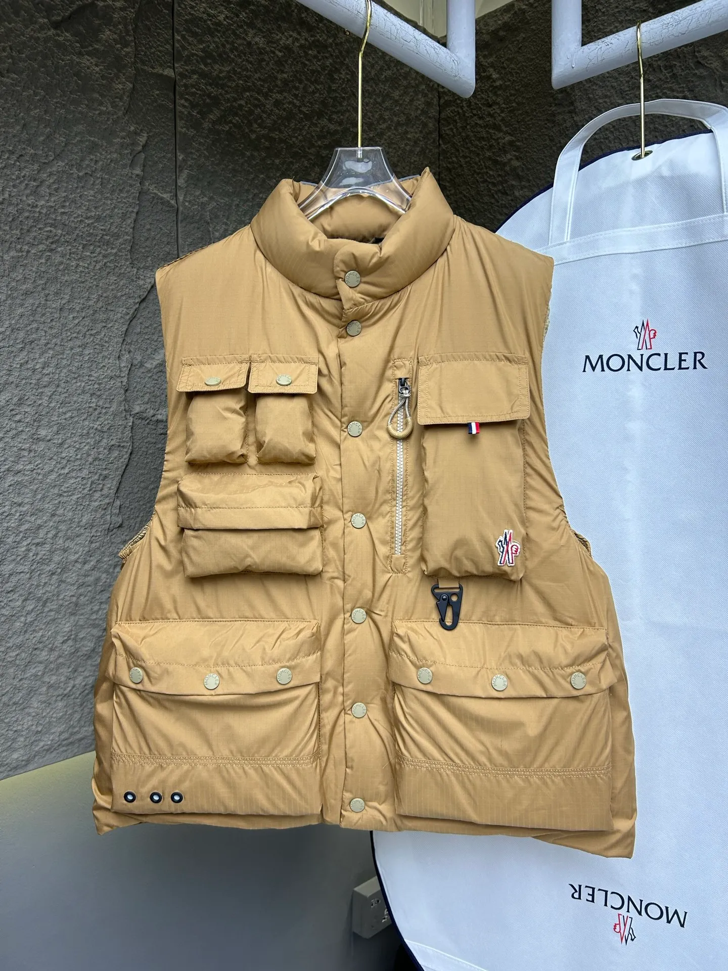 P980 Moncler Mouth SS25 Tongass Multi-Pocket Ripstop Outdoor Stand Collar Down Vest Jacket Designed for spending time outdoors in mild weather, the Tongass Down Vest provides protection without feeling heavy and is made from ripstop fabric. Waterproof fabric is very compact and is a durable material that does not add weight. Style number: Work vest 2503 Color: black khaki Size: 12345