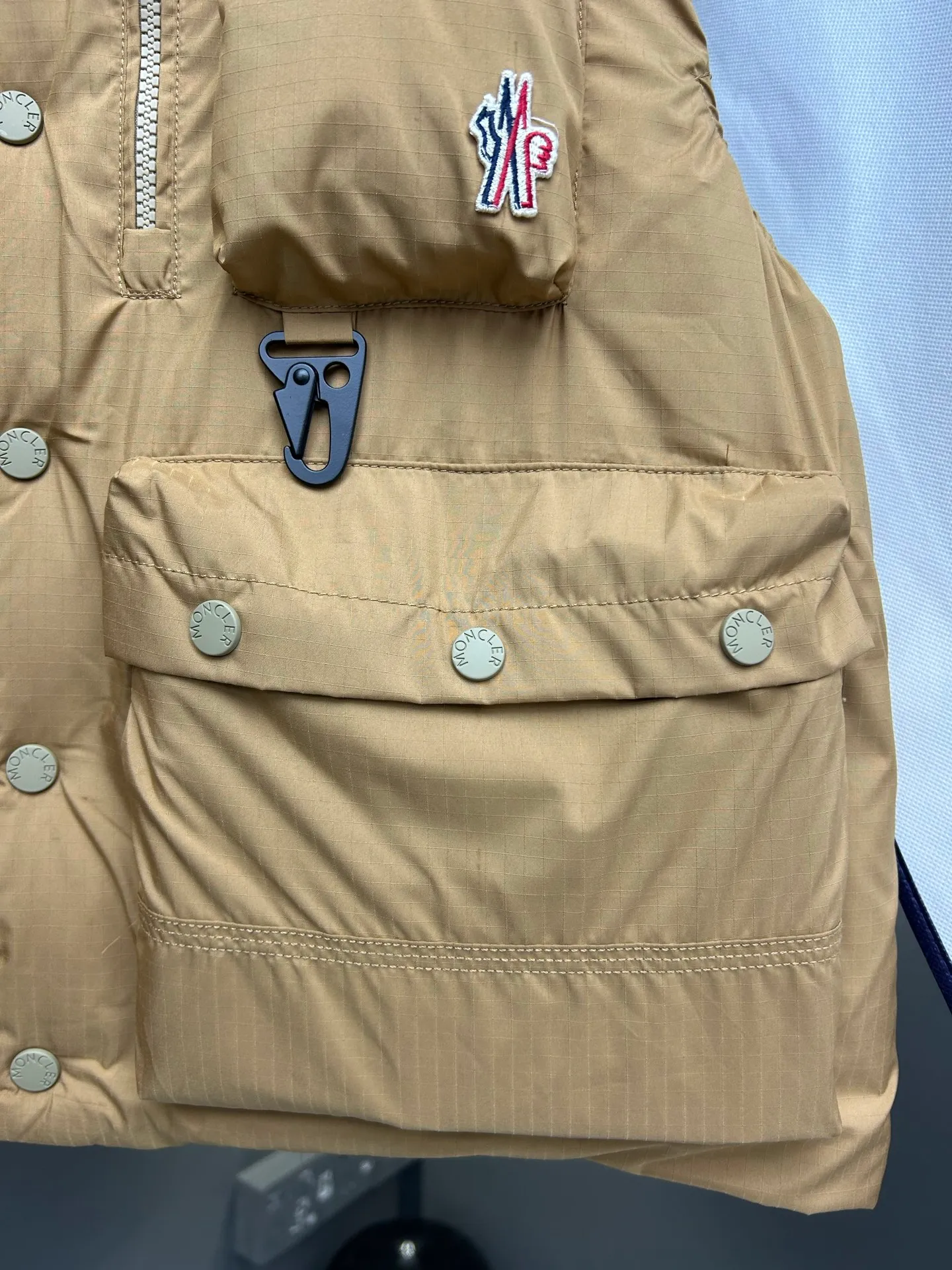 P980 Moncler Mouth SS25 Tongass Multi-Pocket Ripstop Outdoor Stand Collar Down Vest Jacket Designed for spending time outdoors in mild weather, the Tongass Down Vest provides protection without feeling heavy and is made from ripstop fabric. Waterproof fabric is very compact and is a durable material that does not add weight. Style number: Work vest 2503 Color: black khaki Size: 12345