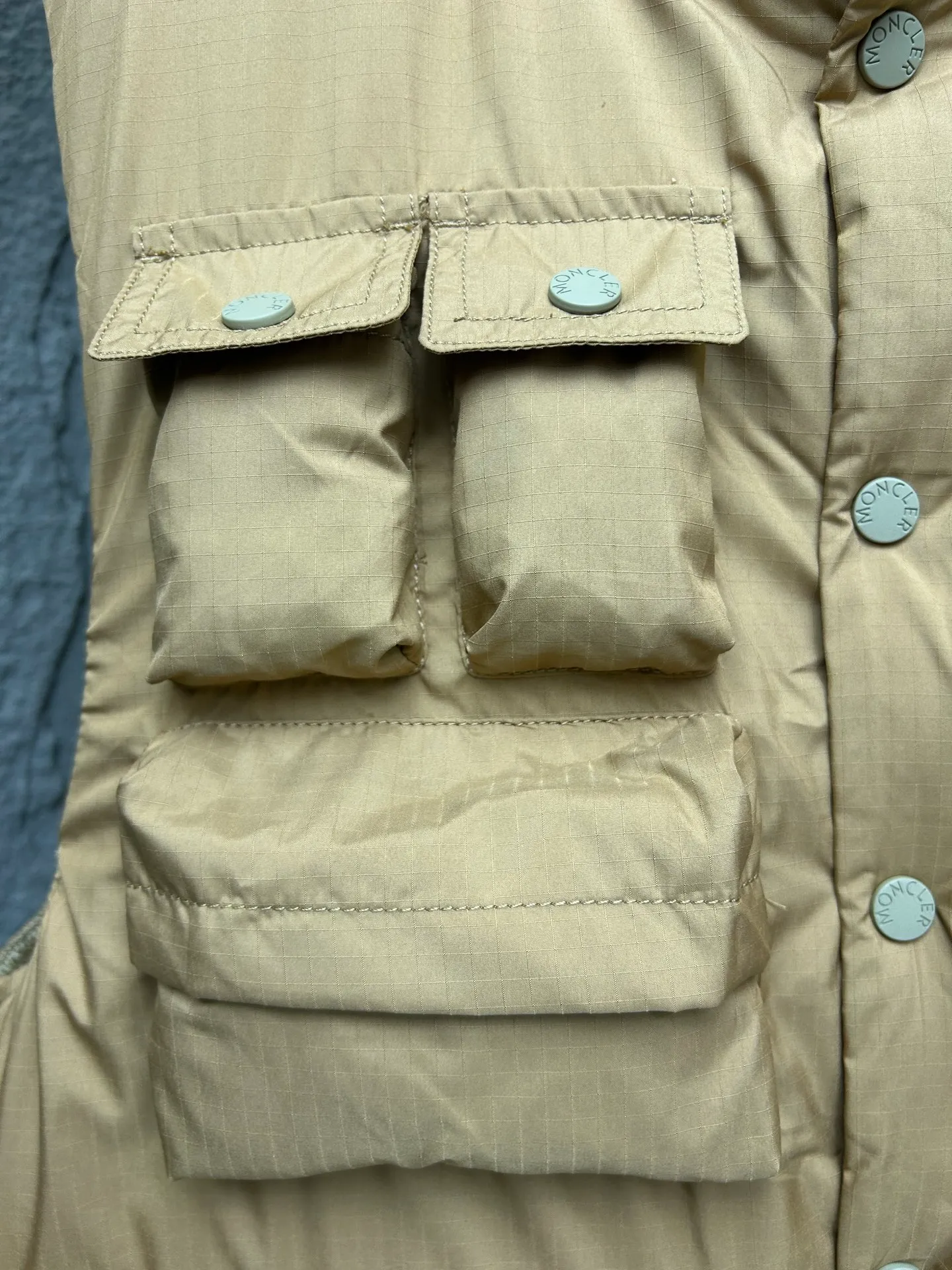 P980 Moncler Mouth SS25 Tongass Multi-Pocket Ripstop Outdoor Stand Collar Down Vest Jacket Designed for spending time outdoors in mild weather, the Tongass Down Vest provides protection without feeling heavy and is made from ripstop fabric. Waterproof fabric is very compact and is a durable material that does not add weight. Style number: Work vest 2503 Color: black khaki Size: 12345