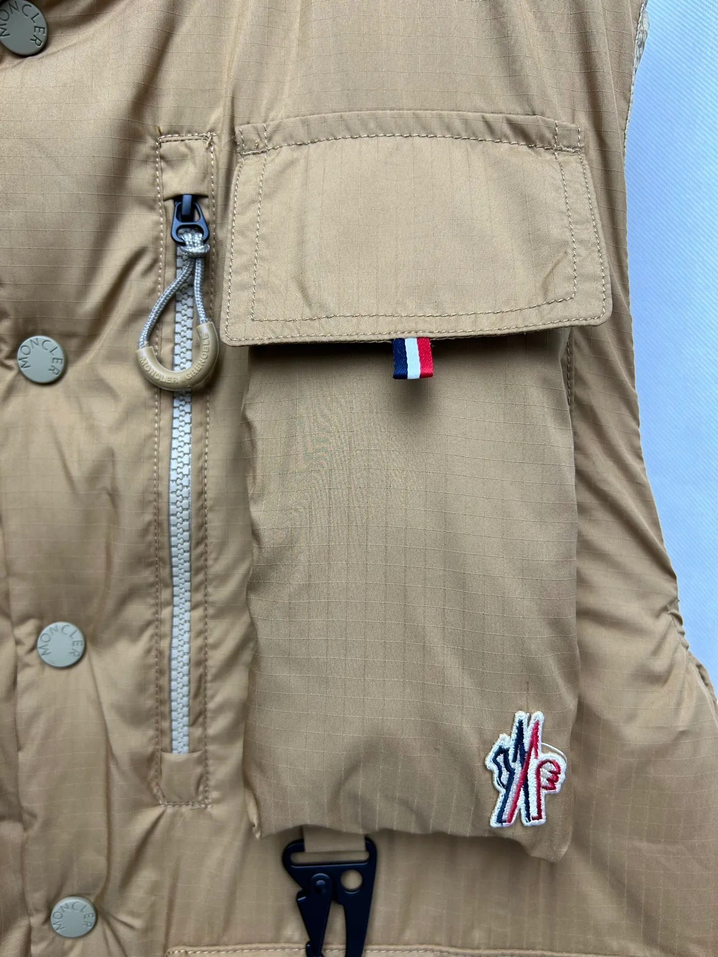 P980 Moncler Mouth SS25 Tongass Multi-Pocket Ripstop Outdoor Stand Collar Down Vest Jacket Designed for spending time outdoors in mild weather, the Tongass Down Vest provides protection without feeling heavy and is made from ripstop fabric. Waterproof fabric is very compact and is a durable material that does not add weight. Style number: Work vest 2503 Color: black khaki Size: 12345