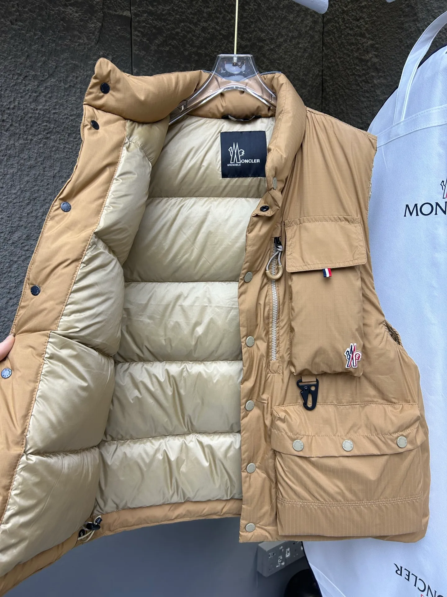 P980 Moncler Mouth SS25 Tongass Multi-Pocket Ripstop Outdoor Stand Collar Down Vest Jacket Designed for spending time outdoors in mild weather, the Tongass Down Vest provides protection without feeling heavy and is made from ripstop fabric. Waterproof fabric is very compact and is a durable material that does not add weight. Style number: Work vest 2503 Color: black khaki Size: 12345