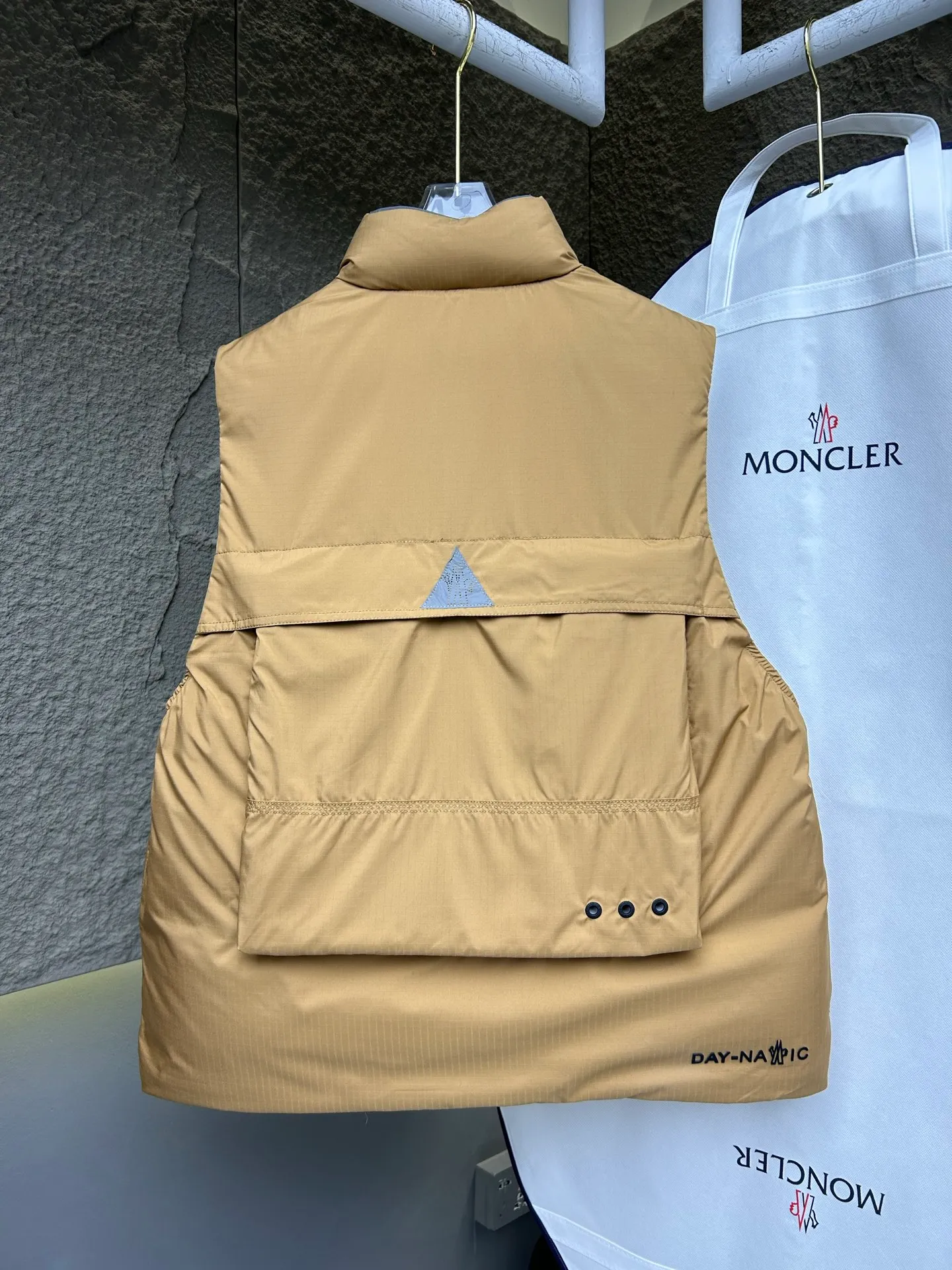 P980 Moncler Mouth SS25 Tongass Multi-Pocket Ripstop Outdoor Stand Collar Down Vest Jacket Designed for spending time outdoors in mild weather, the Tongass Down Vest provides protection without feeling heavy and is made from ripstop fabric. Waterproof fabric is very compact and is a durable material that does not add weight. Style number: Work vest 2503 Color: black khaki Size: 12345