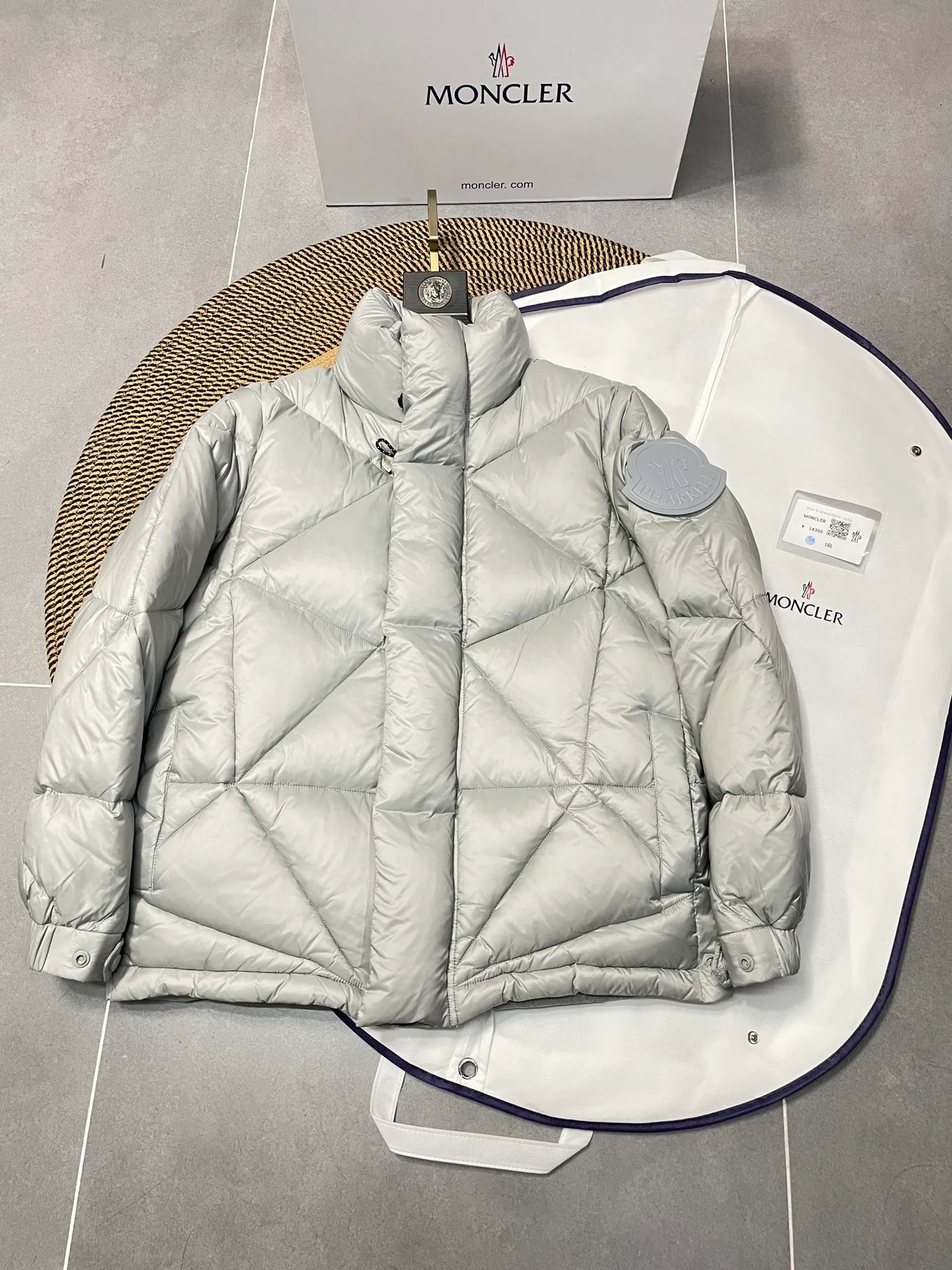 P980 Fei Dong collaborates with Moncler. Moncler once again joins hands with Pharrell Williams to create a joint series. The top 90 white duck I chose this time is the Moncler Genius product line. This Oak jacket is made of technical nylon, equipped with snap pockets and down padding to create the best warmth. The unique triangular car line will create a more artistic visual effect as a whole. The solid color dress is only decorated with LOGO on the chest and arms, which will not be too public while retaining the joint identity. It is also very versatile when paired together. This design technique has also appeared many times in Fei Dong’s joint brands, which is quite recognizable. Size: 1-5