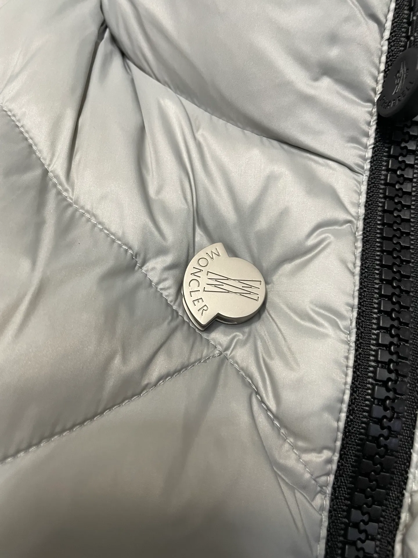 P980 Fei Dong collaborates with Moncler. Moncler once again joins hands with Pharrell Williams to create a joint series. The top 90 white duck I chose this time is the Moncler Genius product line. This Oak jacket is made of technical nylon, equipped with snap pockets and down padding to create the best warmth. The unique triangular car line will create a more artistic visual effect as a whole. The solid color dress is only decorated with LOGO on the chest and arms, which will not be too public while retaining the joint identity. It is also very versatile when paired together. This design technique has also appeared many times in Fei Dong’s joint brands, which is quite recognizable. Size: 1-5
