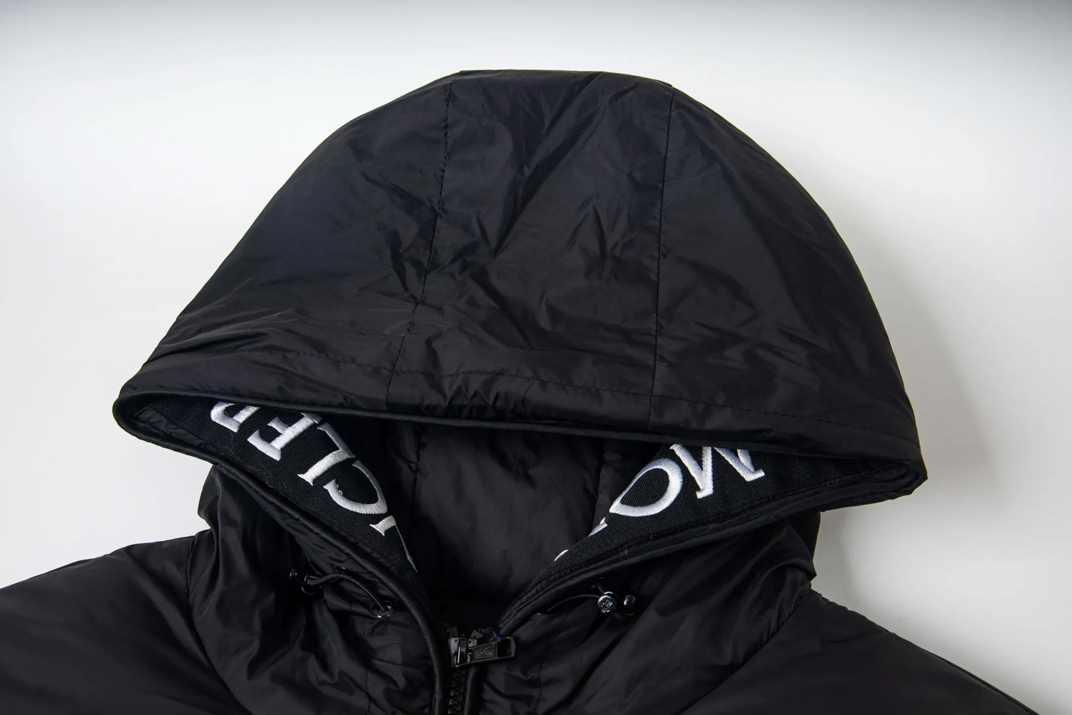 P390 Moncler · MONTCLA series new hooded cotton jacket, the same style as Wang Hedi's. The letters are exquisitely embroidered. All the accessories are the same. Full of details. The same style for couples. The best choice to buy! Size: m-2xl