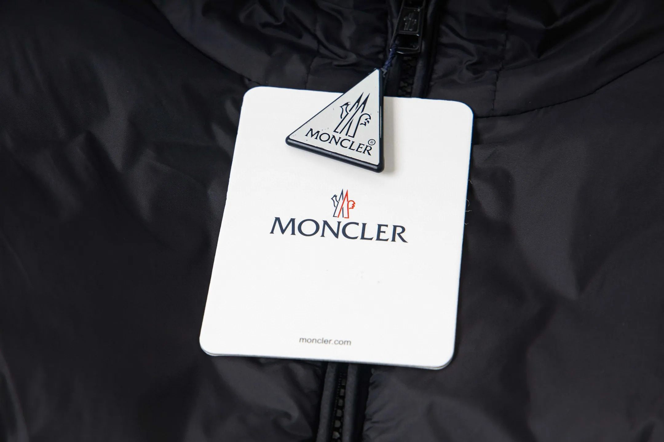 P390 Moncler · MONTCLA series new hooded cotton jacket, the same style as Wang Hedi's. The letters are exquisitely embroidered. All the accessories are the same. Full of details. The same style for couples. The best choice to buy! Size: m-2xl