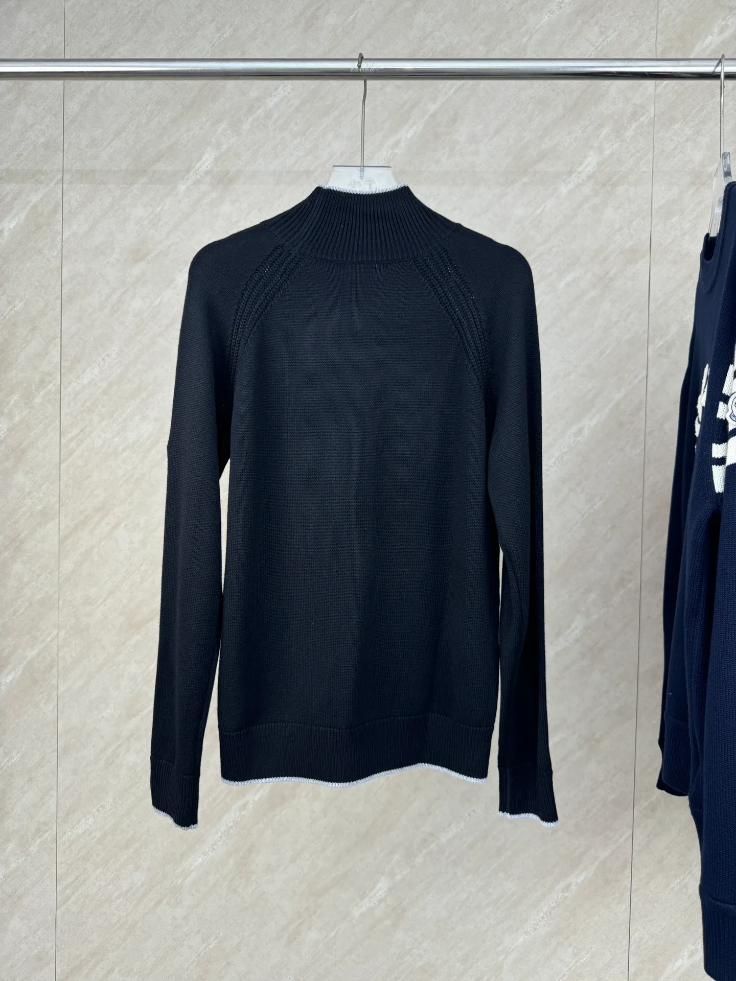 P430 Moncler Mouth Logo High Neck Knitted Long Sleeve Sweater Size: S/M/L/XL The sweater adopts high collar knitting technology, and the neck texture is tight and elastic, which is both warm and stylish. In terms of detailed craftsmanship, hollow knitting splicing technology is used on the shoulders, with fine texture and distinct layers, which enhances the design sense of the body; the contrasting rib technology on the cuffs and hem forms a soft contrast with the main color, improving the overall sophistication; the brand logo on the left arm uses three-dimensional embroidery technology, with precise stitching, highlighting the brand recognition. Made of high-quality knitted fabrics and made with fine weaving technology, it is skin-friendly, comfortable and has a crisp silhouette. From the warm design of the collar to the details of the embroidery, every craftsmanship reflects the brand's dual pursuit of quality and fashion. It is an autumn and winter item that combines practicality and design. Purchase the original version for development, order the color and dye it, and feel free to compare it with any version on the market!