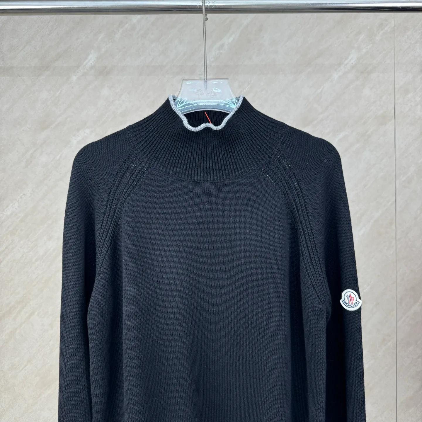 P430 Moncler Mouth Logo High Neck Knitted Long Sleeve Sweater Size: S/M/L/XL The sweater adopts high collar knitting technology, and the neck texture is tight and elastic, which is both warm and stylish. In terms of detailed craftsmanship, hollow knitting splicing technology is used on the shoulders, with fine texture and distinct layers, which enhances the design sense of the body; the contrasting rib technology on the cuffs and hem forms a soft contrast with the main color, improving the overall sophistication; the brand logo on the left arm uses three-dimensional embroidery technology, with precise stitching, highlighting the brand recognition. Made of high-quality knitted fabrics and made with fine weaving technology, it is skin-friendly, comfortable and has a crisp silhouette. From the warm design of the collar to the details of the embroidery, every craftsmanship reflects the brand's dual pursuit of quality and fashion. It is an autumn and winter item that combines practicality and design. Purchase the original version for development, order the color and dye it, and feel free to compare it with any version on the market!
