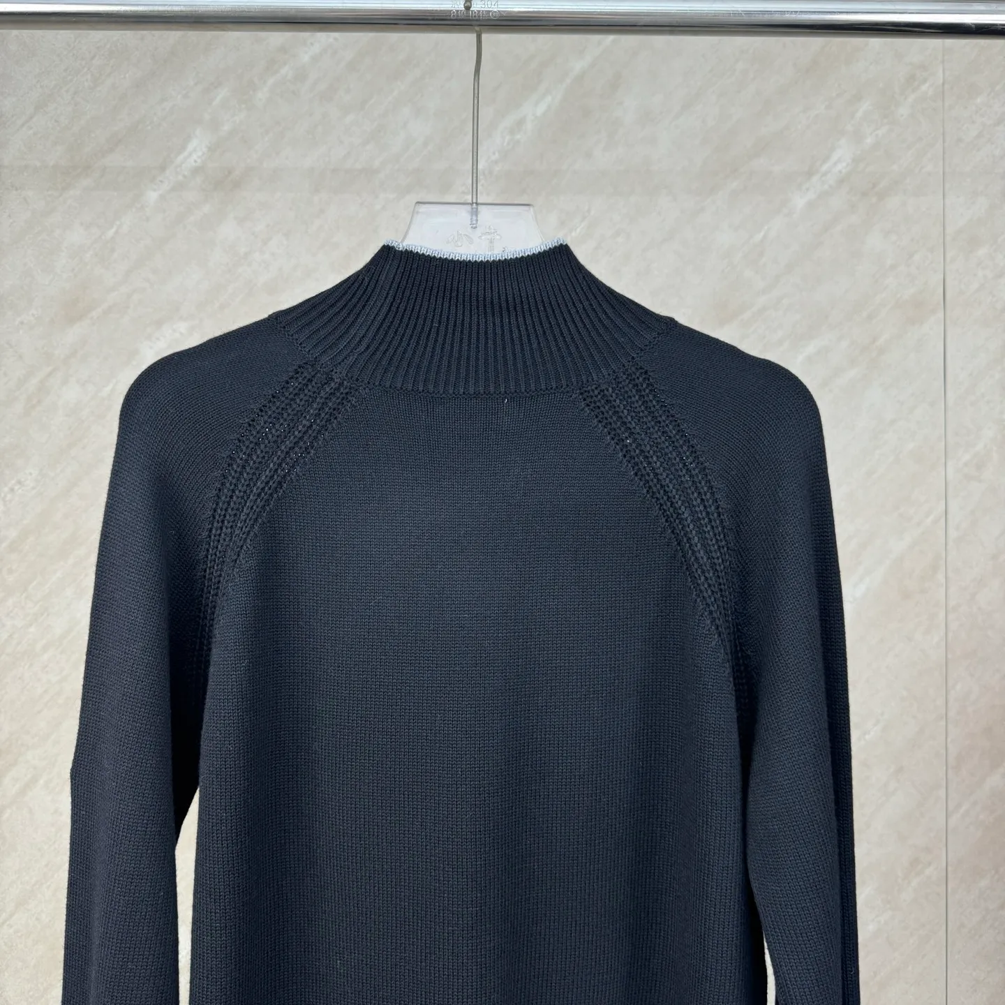 P430 Moncler Mouth Logo High Neck Knitted Long Sleeve Sweater Size: S/M/L/XL The sweater adopts high collar knitting technology, and the neck texture is tight and elastic, which is both warm and stylish. In terms of detailed craftsmanship, hollow knitting splicing technology is used on the shoulders, with fine texture and distinct layers, which enhances the design sense of the body; the contrasting rib technology on the cuffs and hem forms a soft contrast with the main color, improving the overall sophistication; the brand logo on the left arm uses three-dimensional embroidery technology, with precise stitching, highlighting the brand recognition. Made of high-quality knitted fabrics and made with fine weaving technology, it is skin-friendly, comfortable and has a crisp silhouette. From the warm design of the collar to the details of the embroidery, every craftsmanship reflects the brand's dual pursuit of quality and fashion. It is an autumn and winter item that combines practicality and design. Purchase the original version for development, order the color and dye it, and feel free to compare it with any version on the market!
