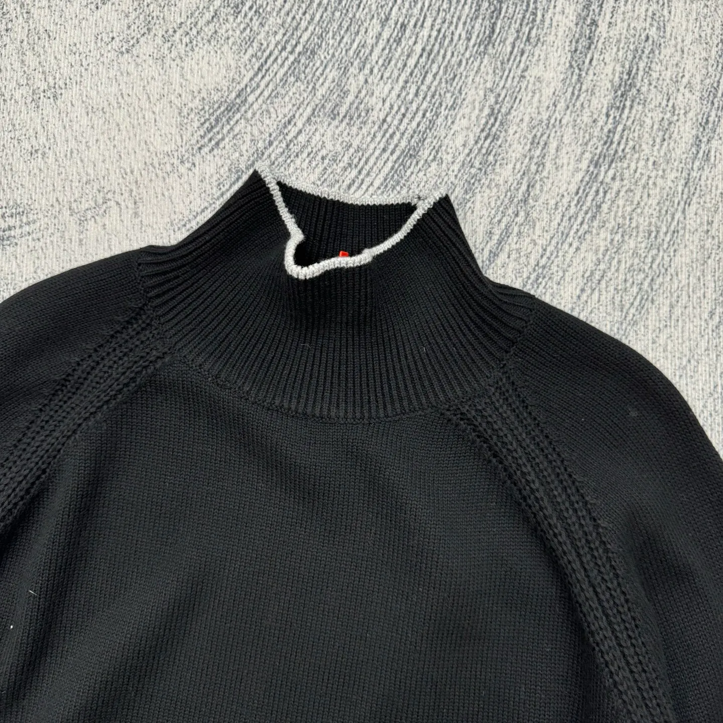 P430 Moncler Mouth Logo High Neck Knitted Long Sleeve Sweater Size: S/M/L/XL The sweater adopts high collar knitting technology, and the neck texture is tight and elastic, which is both warm and stylish. In terms of detailed craftsmanship, hollow knitting splicing technology is used on the shoulders, with fine texture and distinct layers, which enhances the design sense of the body; the contrasting rib technology on the cuffs and hem forms a soft contrast with the main color, improving the overall sophistication; the brand logo on the left arm uses three-dimensional embroidery technology, with precise stitching, highlighting the brand recognition. Made of high-quality knitted fabrics and made with fine weaving technology, it is skin-friendly, comfortable and has a crisp silhouette. From the warm design of the collar to the details of the embroidery, every craftsmanship reflects the brand's dual pursuit of quality and fashion. It is an autumn and winter item that combines practicality and design. Purchase the original version for development, order the color and dye it, and feel free to compare it with any version on the market!