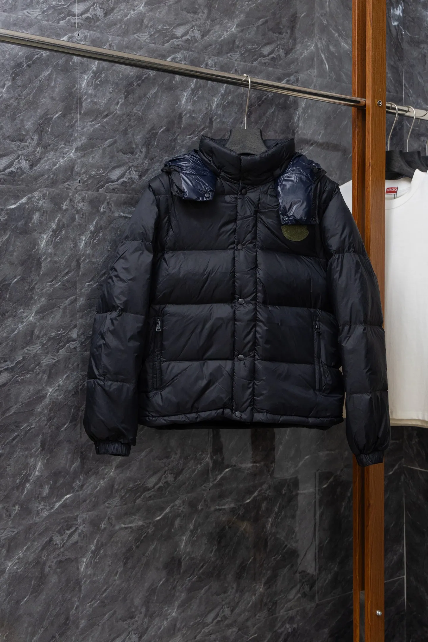 P840 Model No. J0191 MONCLER Cyclone two-in-one detachable top-quality down jacket. Made of 340 grams of down-filling goose down. The threads are clearly routed. Uses 10,000-needle embroidery. The original order is customized with 1:1 smooth and delicate lines. Better hand feel and texture. Not easy to deform, not easy to shrink, not easy to fade. Maintains long-lasting beauty. Color: dark brown blue. Size 1-5
