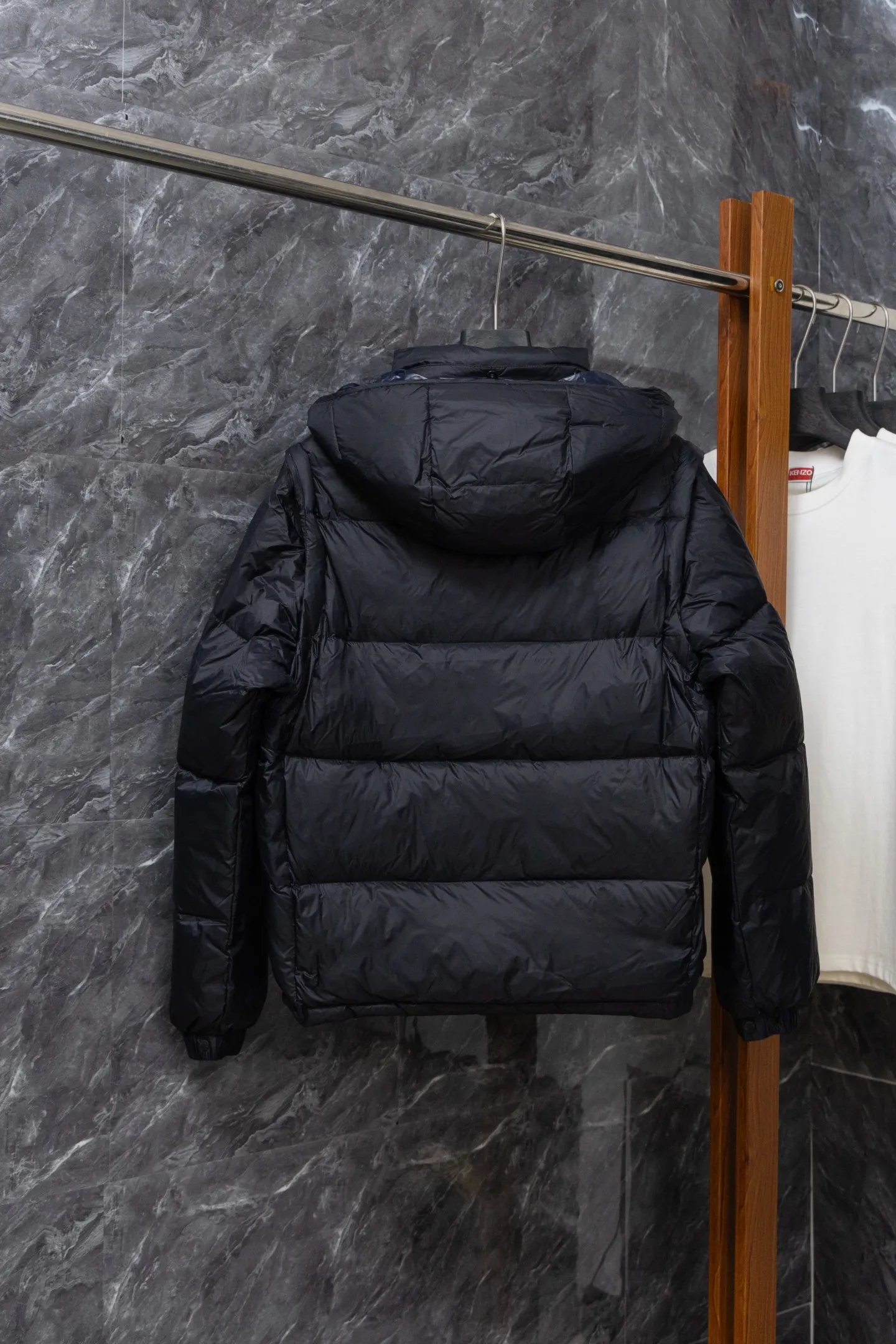 P840 Model No. J0191 MONCLER Cyclone two-in-one detachable top-quality down jacket. Made of 340 grams of down-filling goose down. The threads are clearly routed. Uses 10,000-needle embroidery. The original order is customized with 1:1 smooth and delicate lines. Better hand feel and texture. Not easy to deform, not easy to shrink, not easy to fade. Maintains long-lasting beauty. Color: dark brown blue. Size 1-5