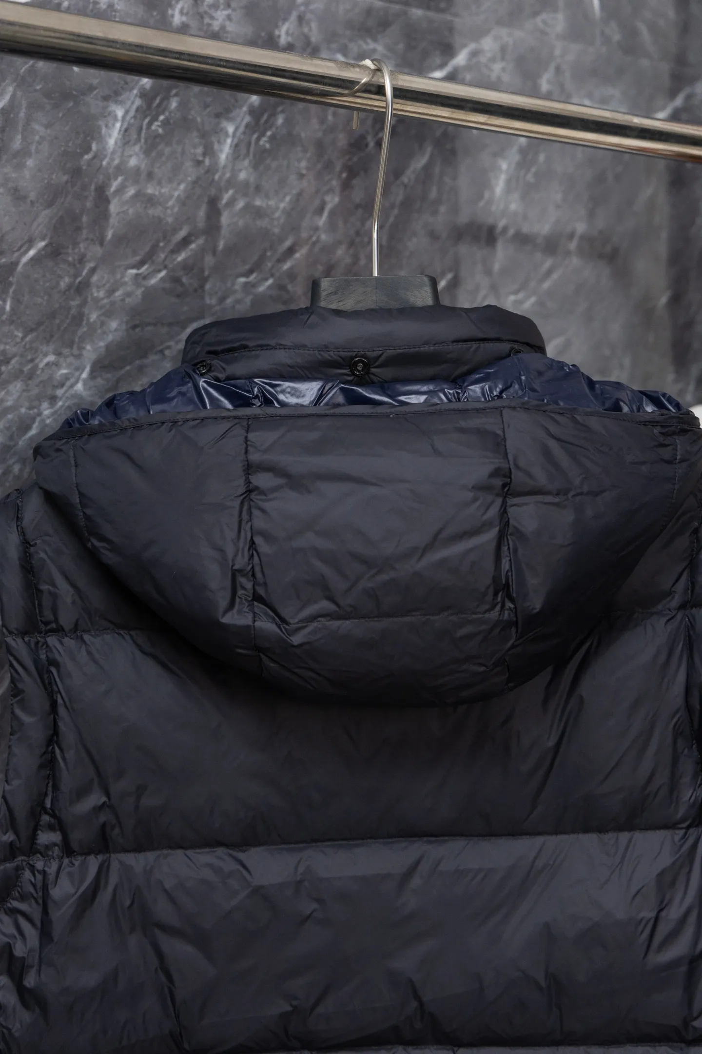P840 Model No. J0191 MONCLER Cyclone two-in-one detachable top-quality down jacket. Made of 340 grams of down-filling goose down. The threads are clearly routed. Uses 10,000-needle embroidery. The original order is customized with 1:1 smooth and delicate lines. Better hand feel and texture. Not easy to deform, not easy to shrink, not easy to fade. Maintains long-lasting beauty. Color: dark brown blue. Size 1-5