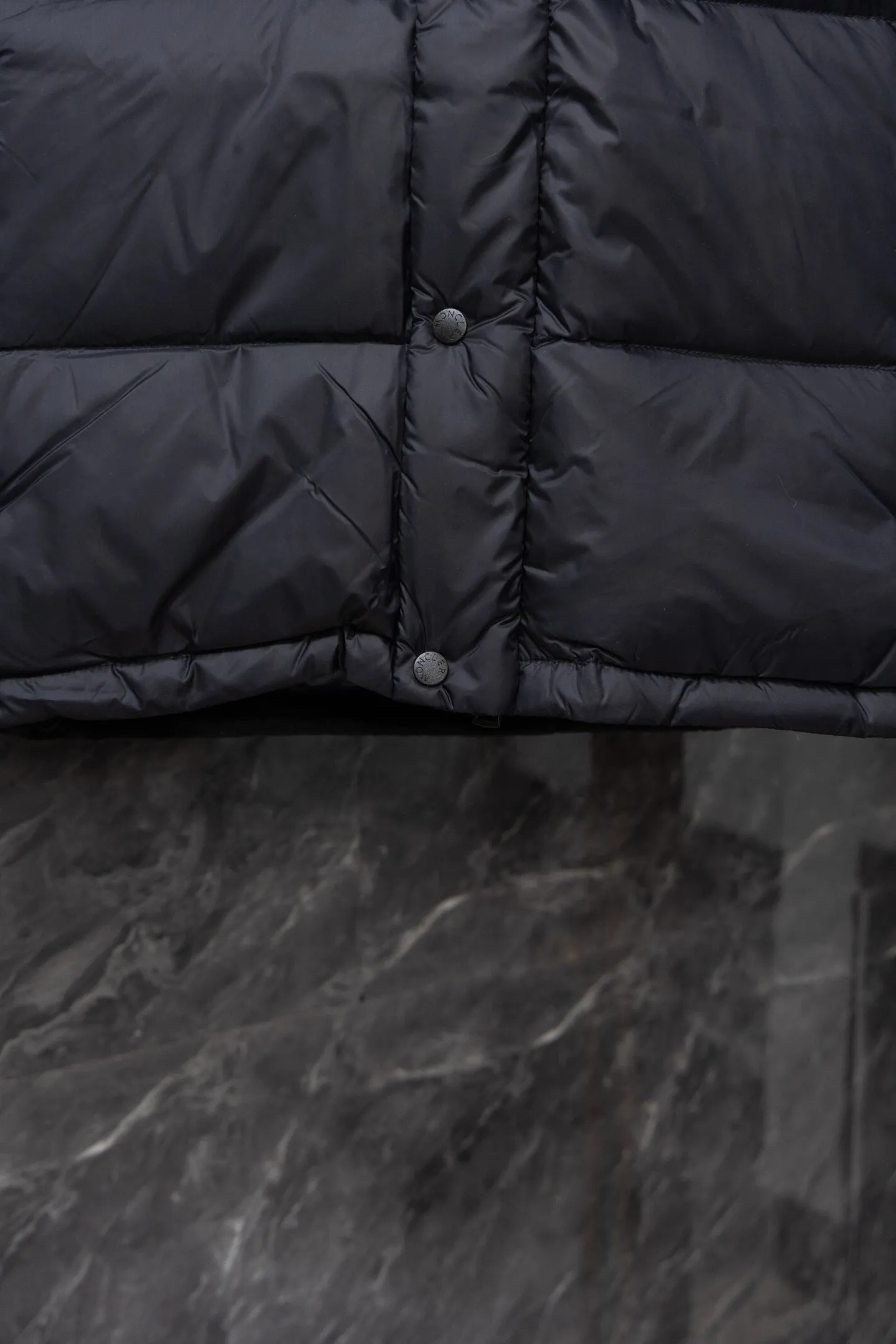 P840 Model No. J0191 MONCLER Cyclone two-in-one detachable top-quality down jacket. Made of 340 grams of down-filling goose down. The threads are clearly routed. Uses 10,000-needle embroidery. The original order is customized with 1:1 smooth and delicate lines. Better hand feel and texture. Not easy to deform, not easy to shrink, not easy to fade. Maintains long-lasting beauty. Color: dark brown blue. Size 1-5