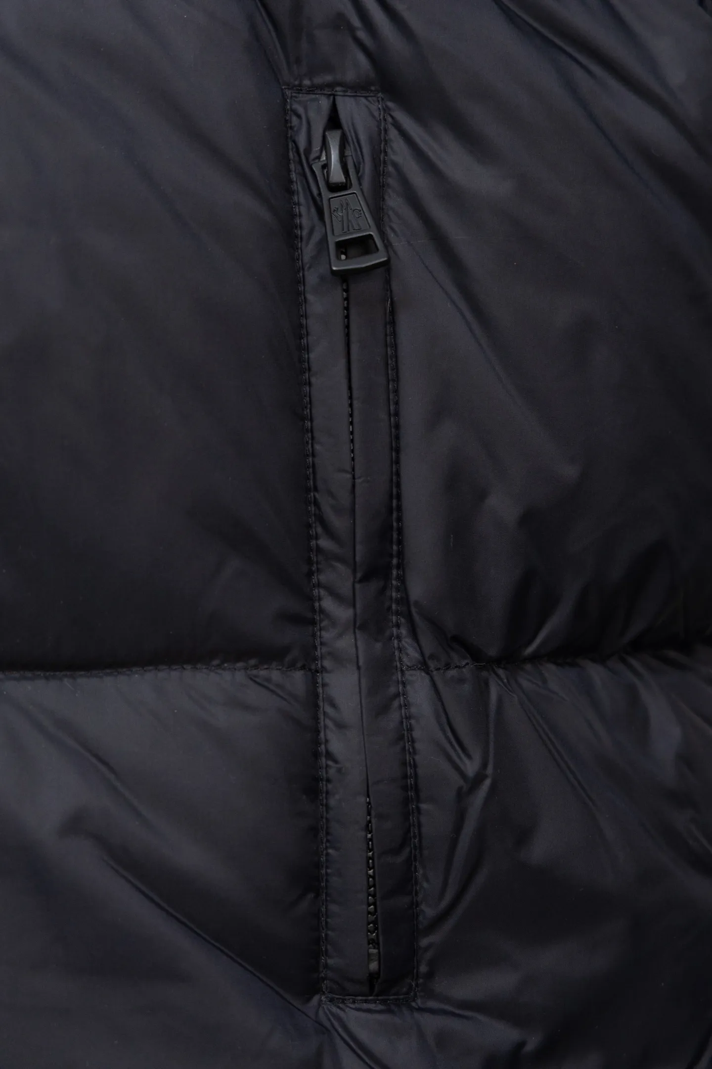 P840 Model No. J0191 MONCLER Cyclone two-in-one detachable top-quality down jacket. Made of 340 grams of down-filling goose down. The threads are clearly routed. Uses 10,000-needle embroidery. The original order is customized with 1:1 smooth and delicate lines. Better hand feel and texture. Not easy to deform, not easy to shrink, not easy to fade. Maintains long-lasting beauty. Color: dark brown blue. Size 1-5