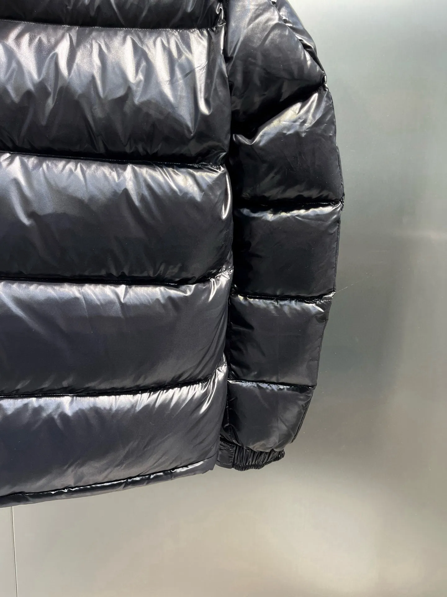 P780 MONCLER Meng Maya Down Jacket: Color/Black Size: M. L. Zipper pendant with custom logo Fabric: 400D bright nylon, anti-fouling, anti-wrinkle, waterproof and windproof, very wear-resistant, breathable and comfortable.           Embroidery: Straight lines, smooth curves, dense and neat stitches, no jagged edges, flat embroidery surface, no skewed threads, consistent stitch length, no bottom exposed, no overlap, smooth embroidery surface, no ink marks and other stains. Advanced imported embroidery machines are used to ensure embroidery quality.